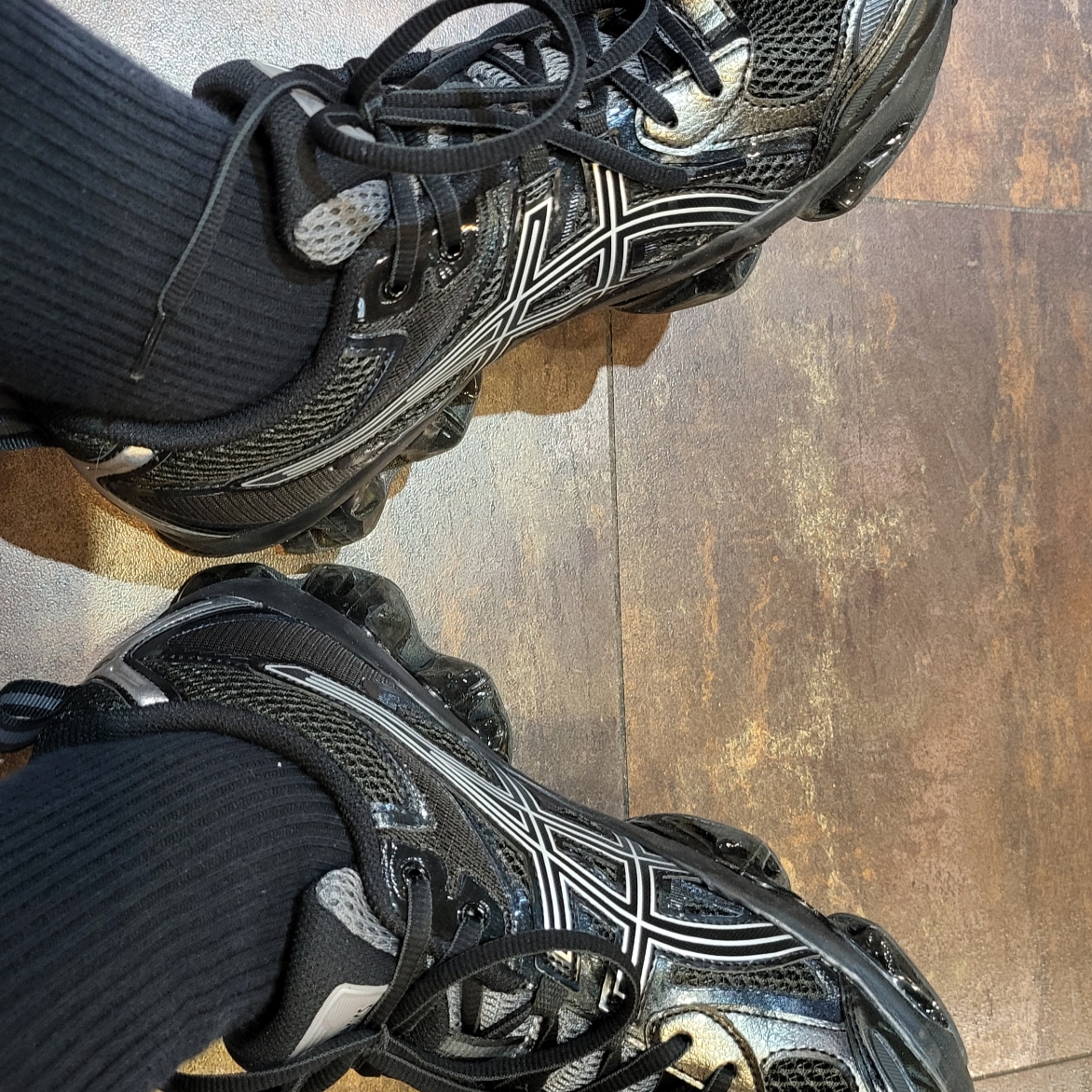Asics Gel-Quantum Kinetic Graphite Grey Black 착용 스타일 - 1