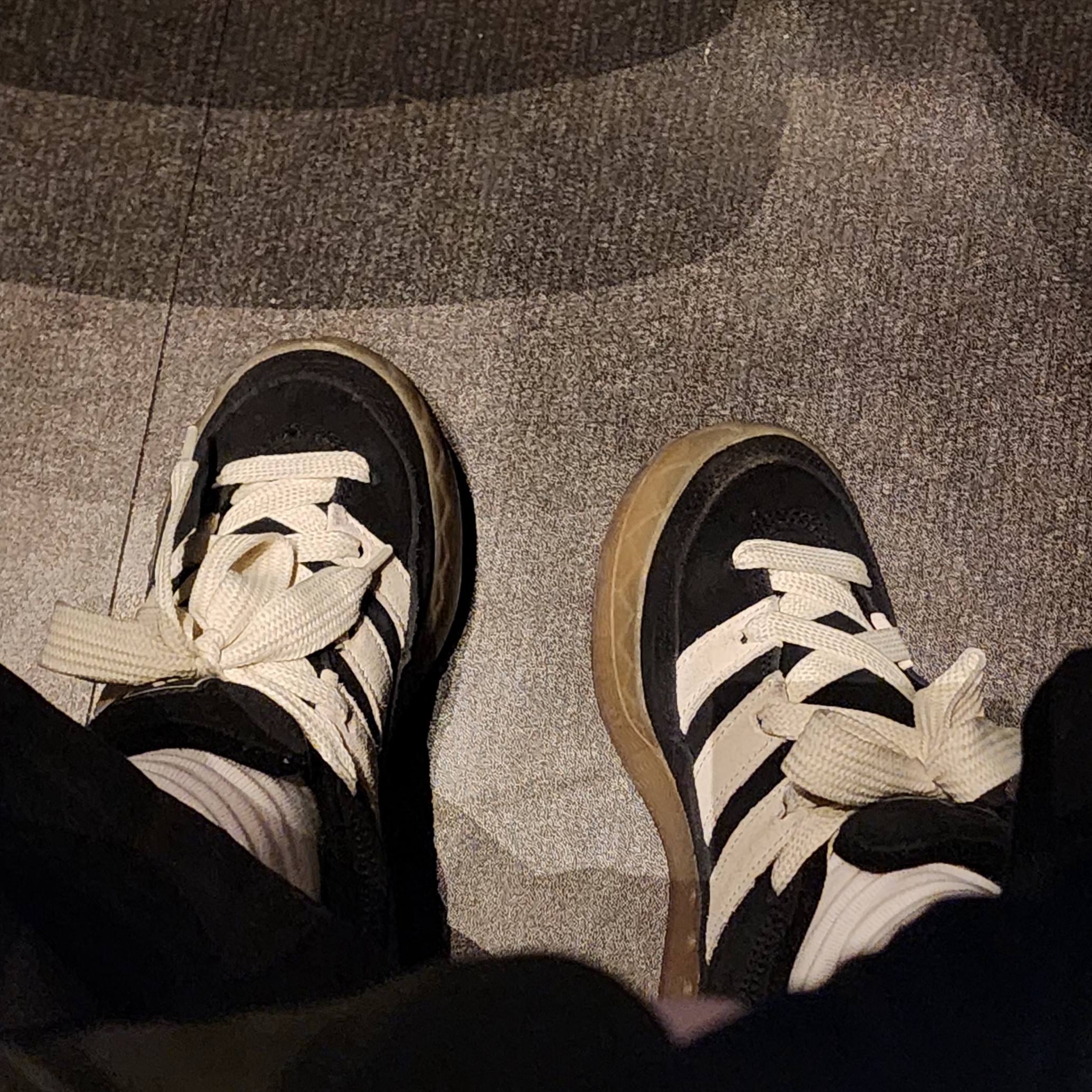 Adidas Adimatic Core Black Off White 착용 스타일 - 2