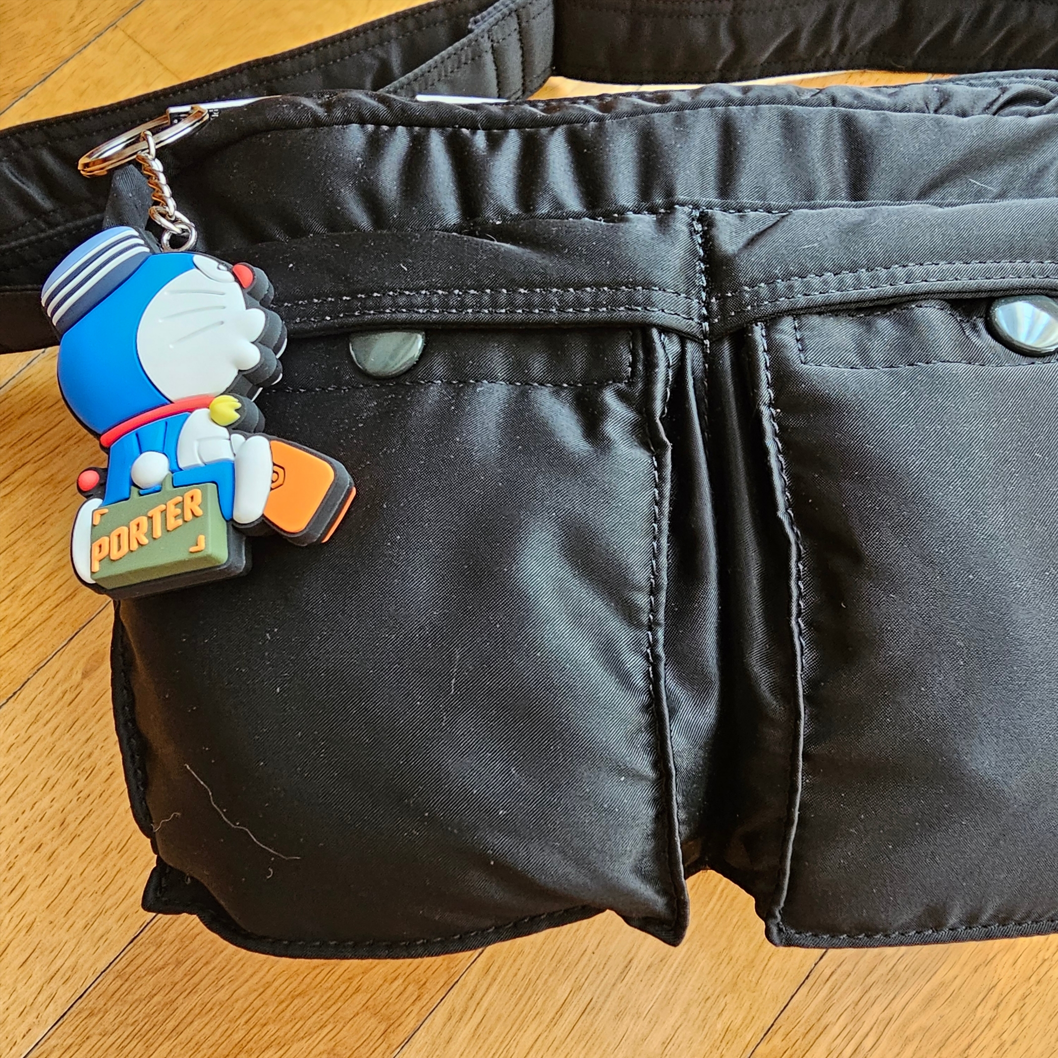 Porter x Doraemon Key Charm Side Olive 착용 스타일