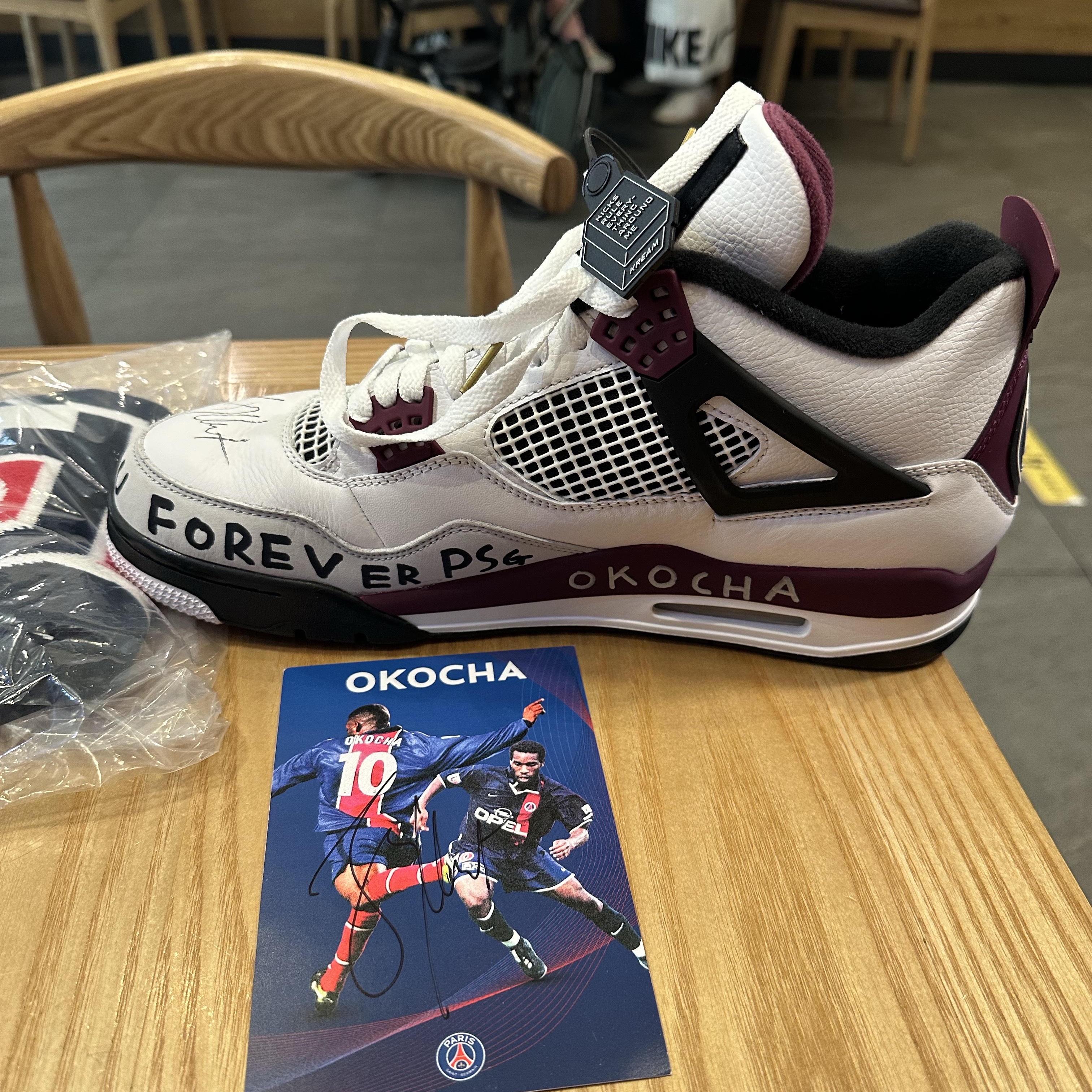 Jordan 4 x Paris Saint-Germain Retro Neutral Grey Bordeaux 착용 스타일 - 2