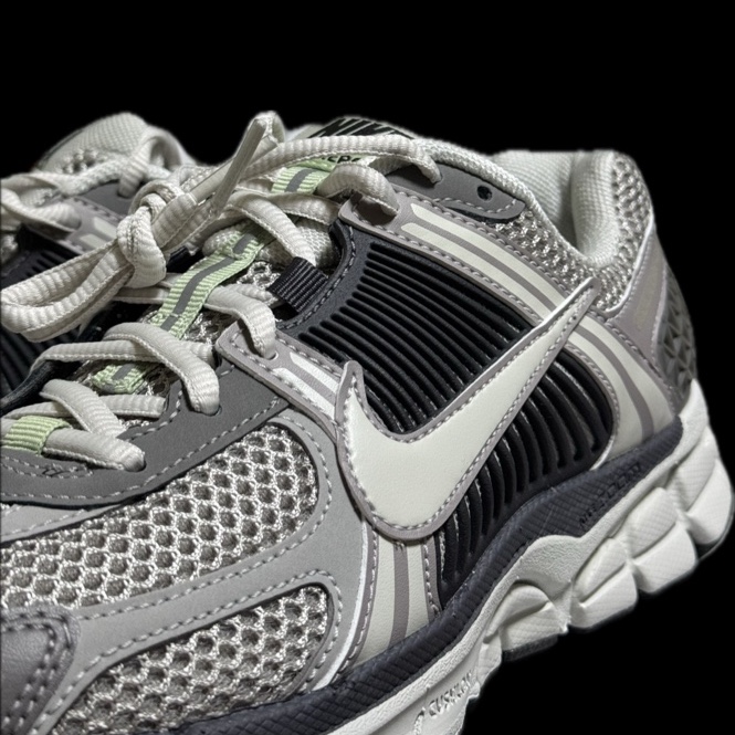 (W) Nike Zoom Vomero 5 Cobblestone and Flat Pewter 착용 스타일