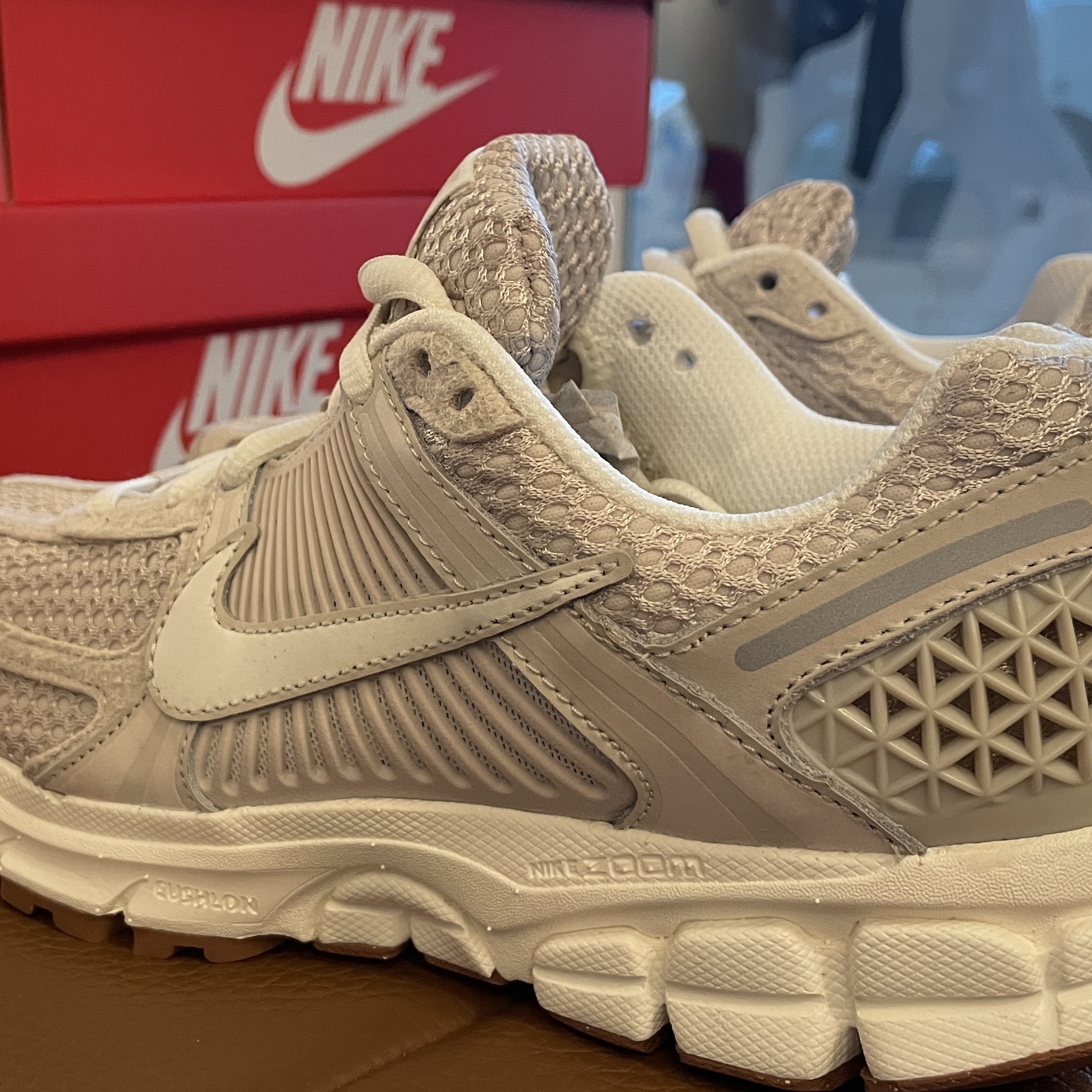 (W) Nike Zoom Vomero 5 Light Orewood Brown 착용 스타일 - 1