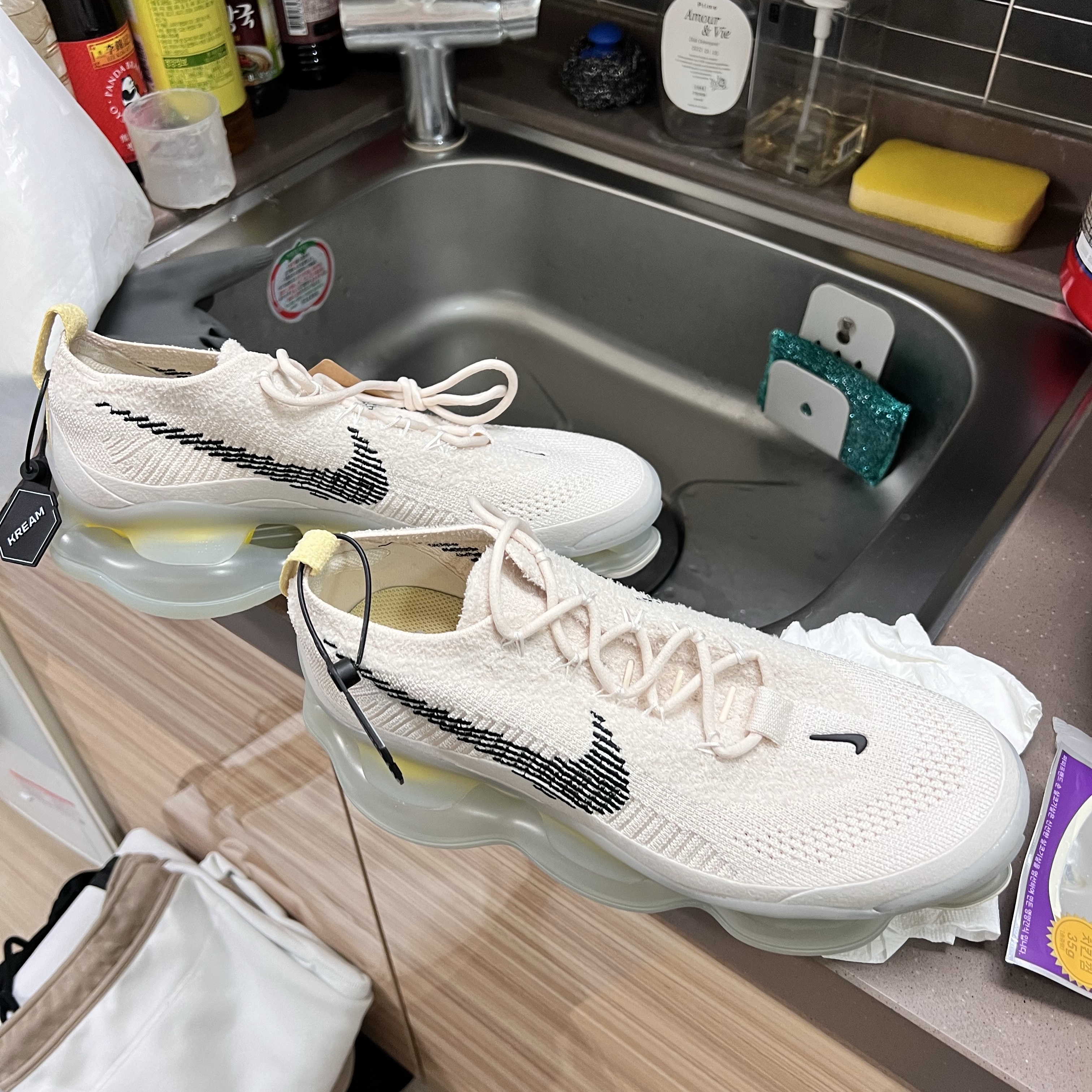 Nike Air Max Scorpion Flyknit Lemon Wash 착용 스타일