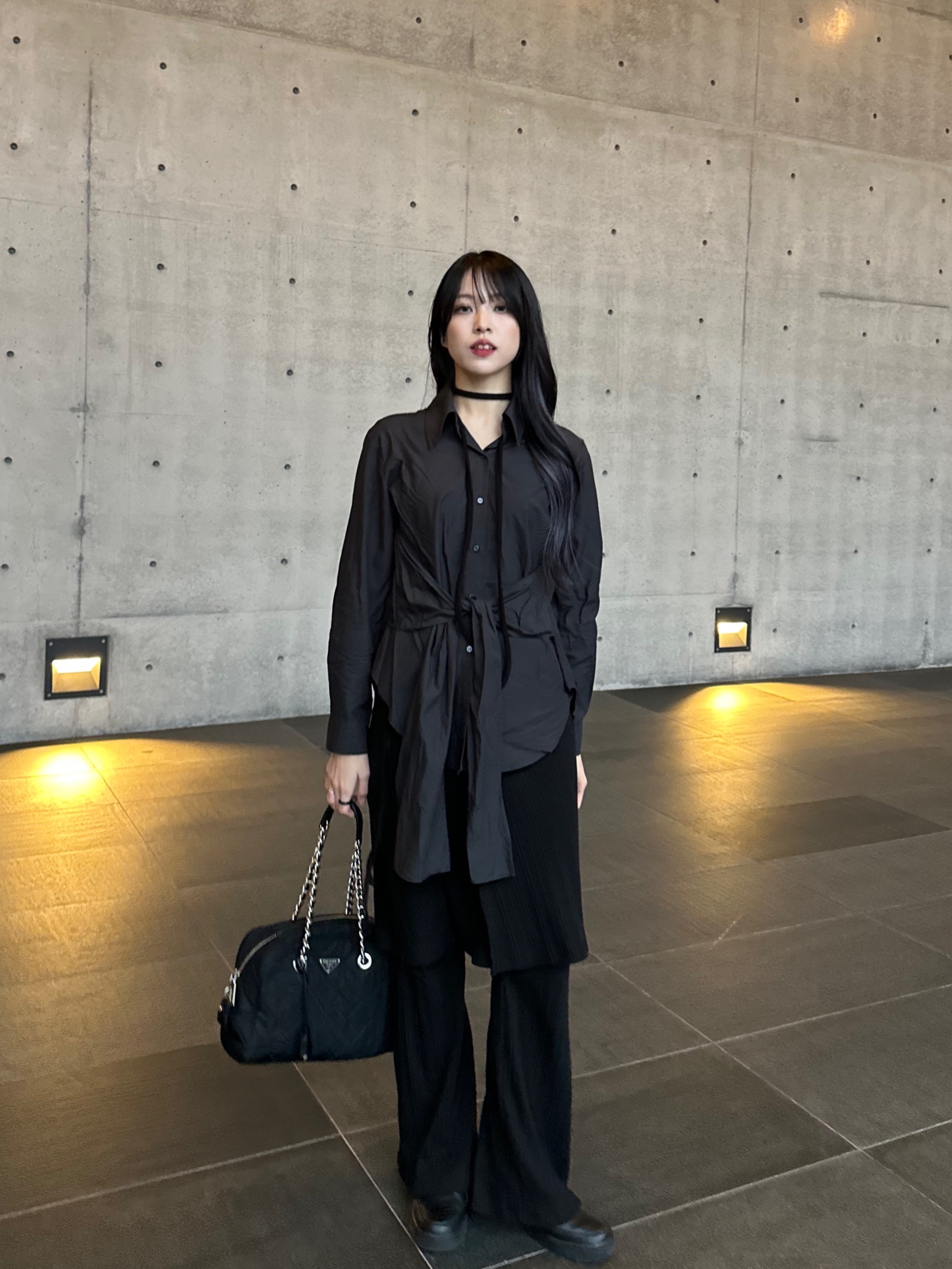 Prada Nylon Quilted Chain Mini Shoulder Bag Black, Nike Air Force 1 '07 Low Triple Black 착용 스타일 - 1