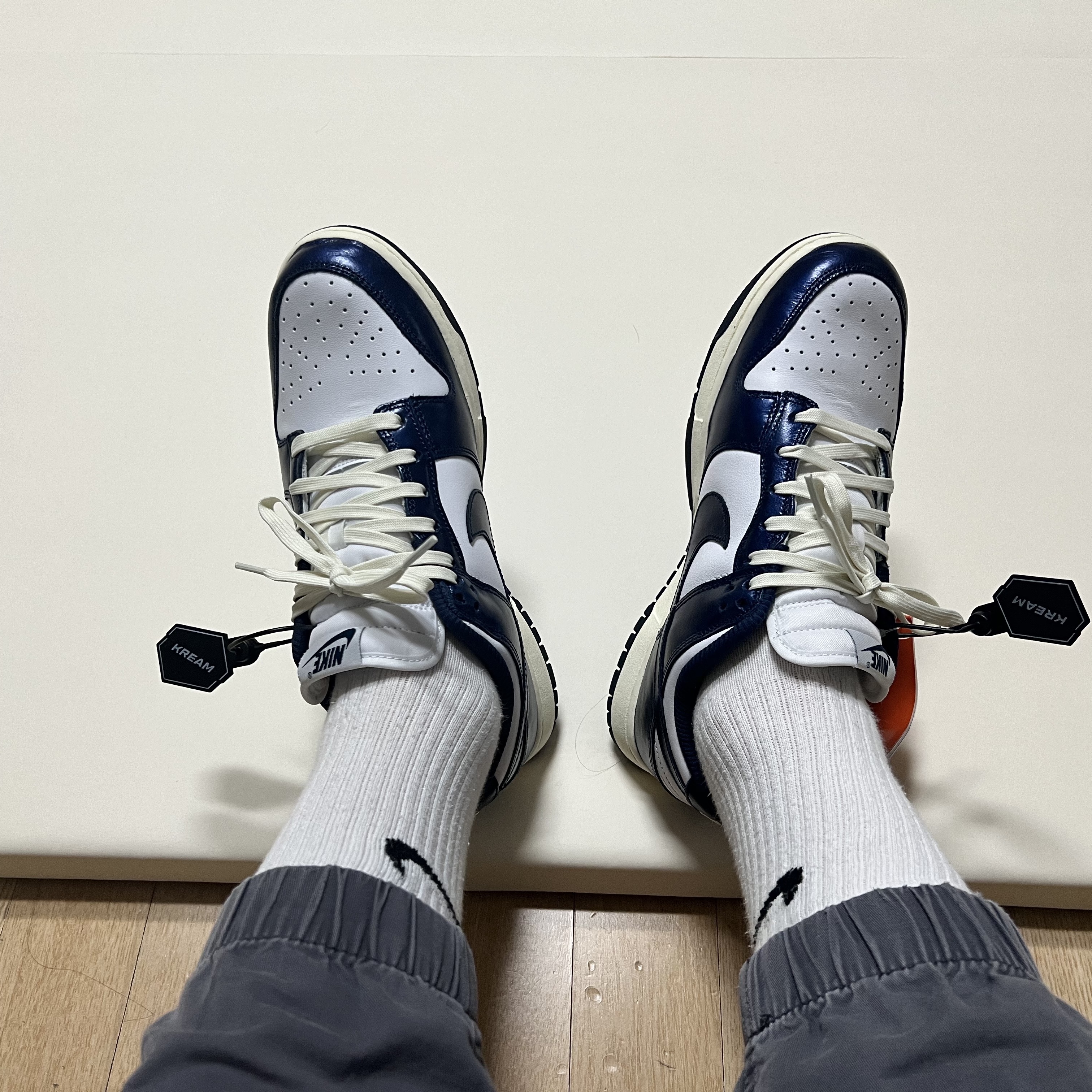 (W) Nike Dunk Low PRM Midnight Navy and White 착용 스타일 - 2