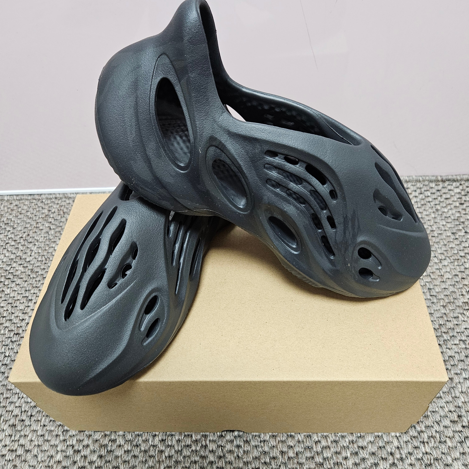 Adidas Yeezy Foam RNNR Onyx 착용 스타일 - 3