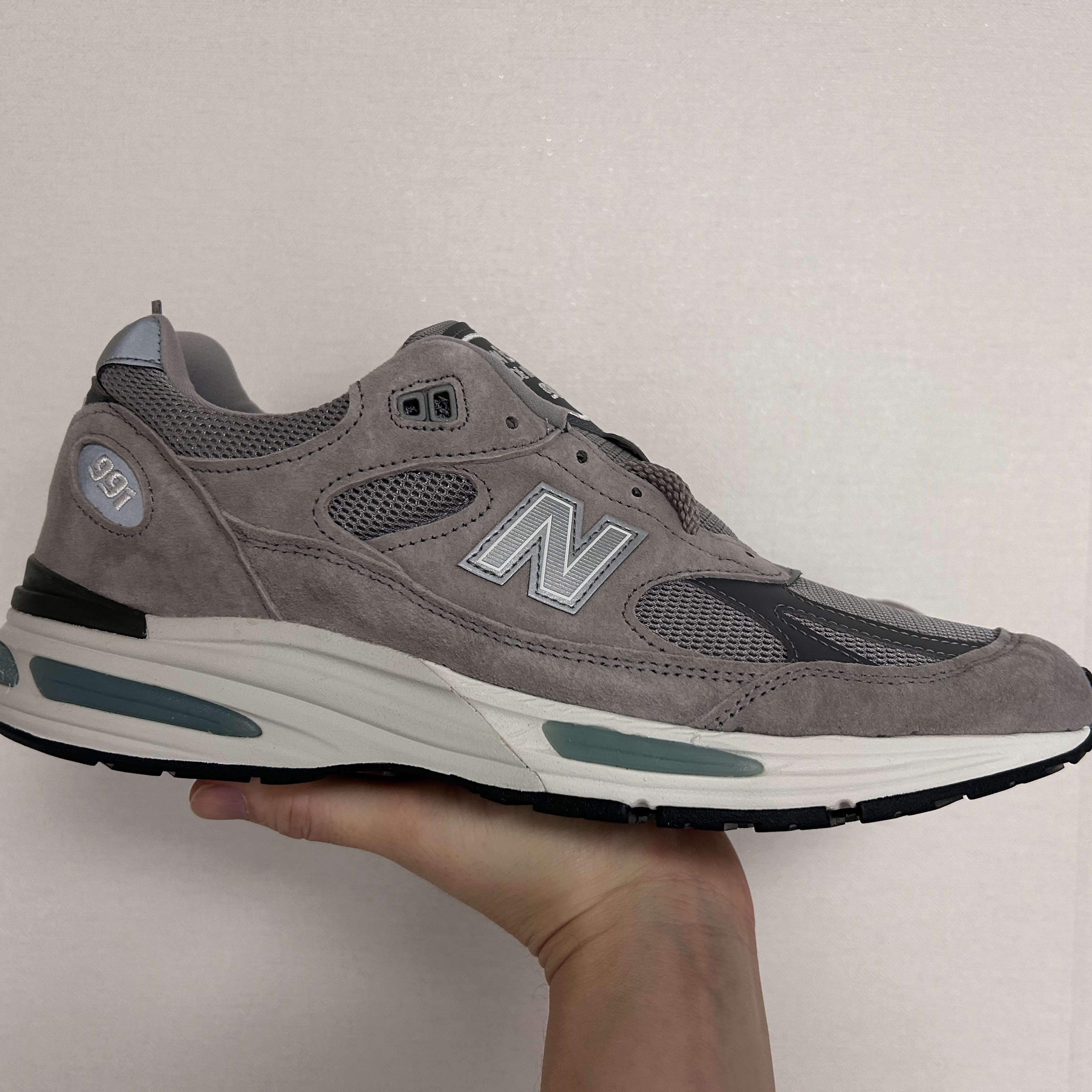 New Balance 991v2 Made in UK Rock Ridge Alloy Silver 착용 스타일 - 1