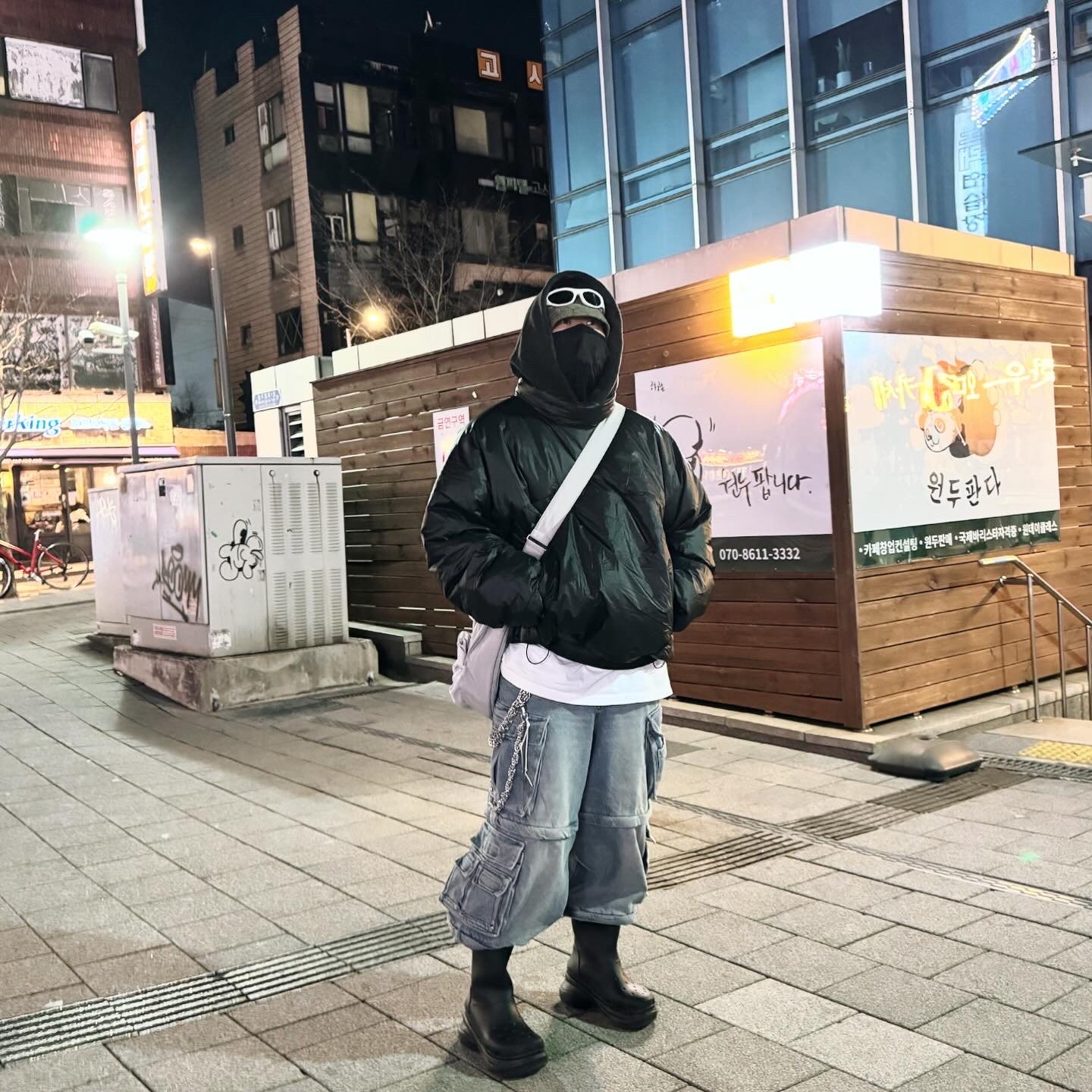 Project G/R Oversized Convertible Cargo Pants Blue, Yeezy Gap Engineered By Balenciaga Mock Neck Pullover Puffer Black 착용 스타일 - 4