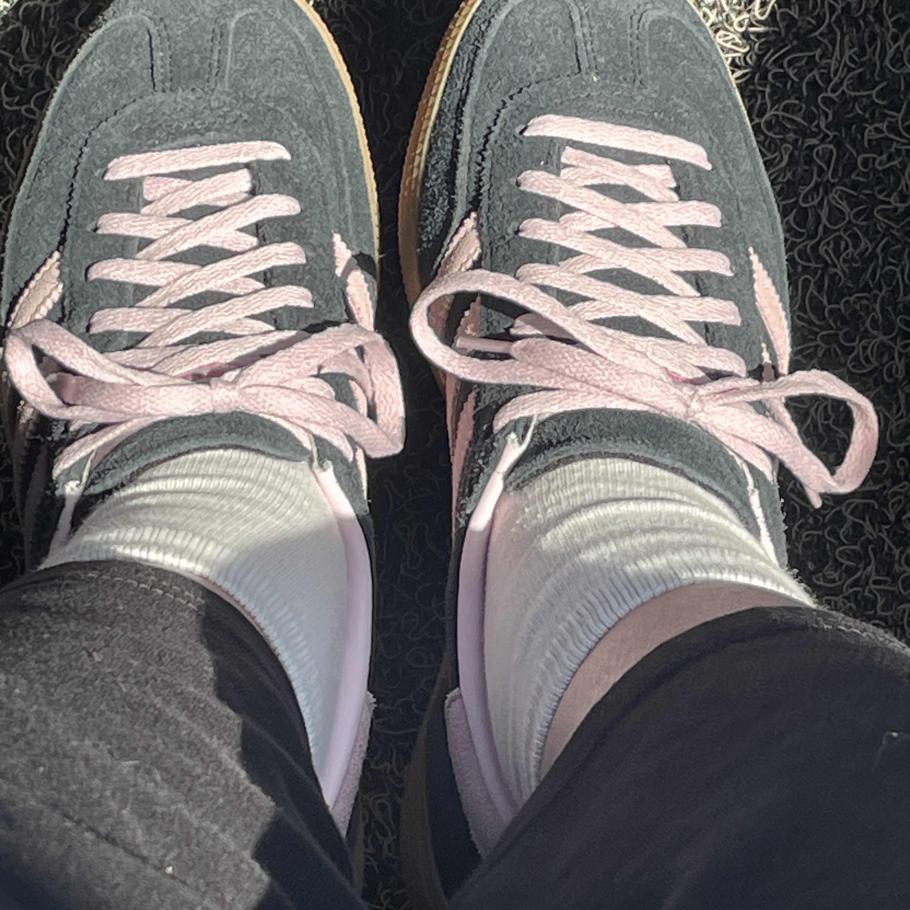 (W) Adidas Spezial Handball Core Black Clear Pink 착용 스타일 - 1