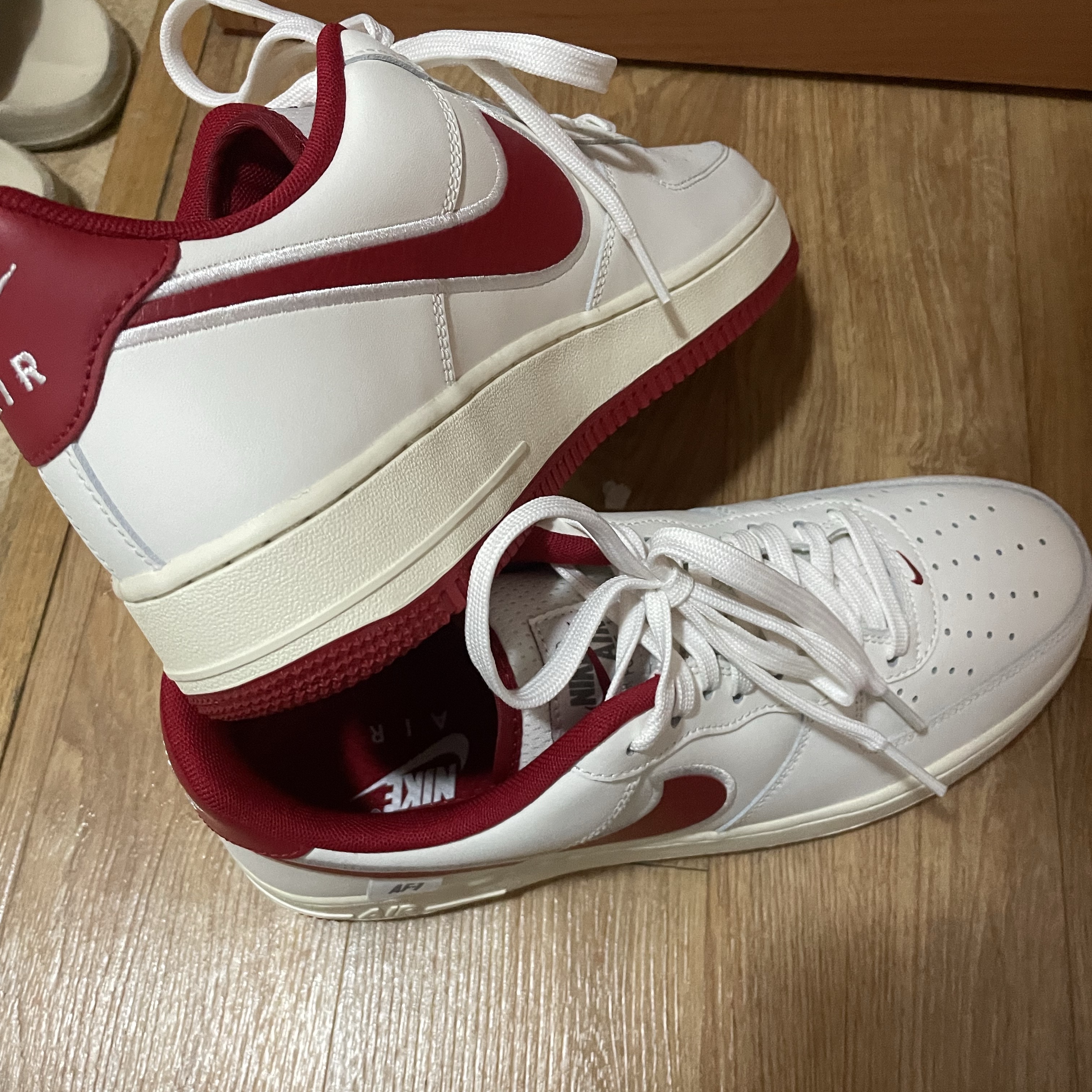 Nike Air Force 1 '07 Sail Gym Red 착용 스타일