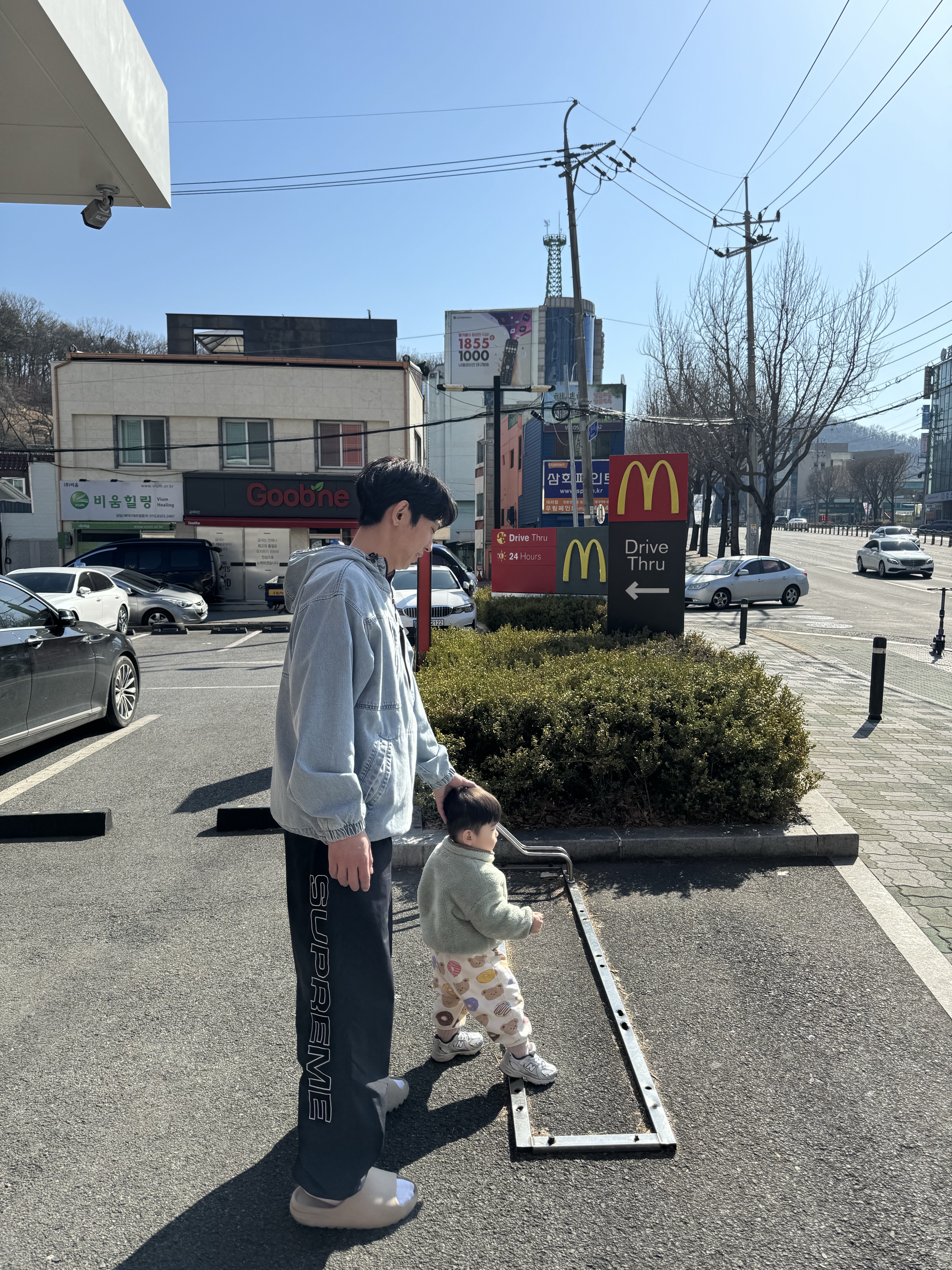 Supreme x Nike ACG Denim Pullover Washed Blue - 22FW, Supreme Spellout Embroidered Track Pants Black - 23FW 착용 스타일