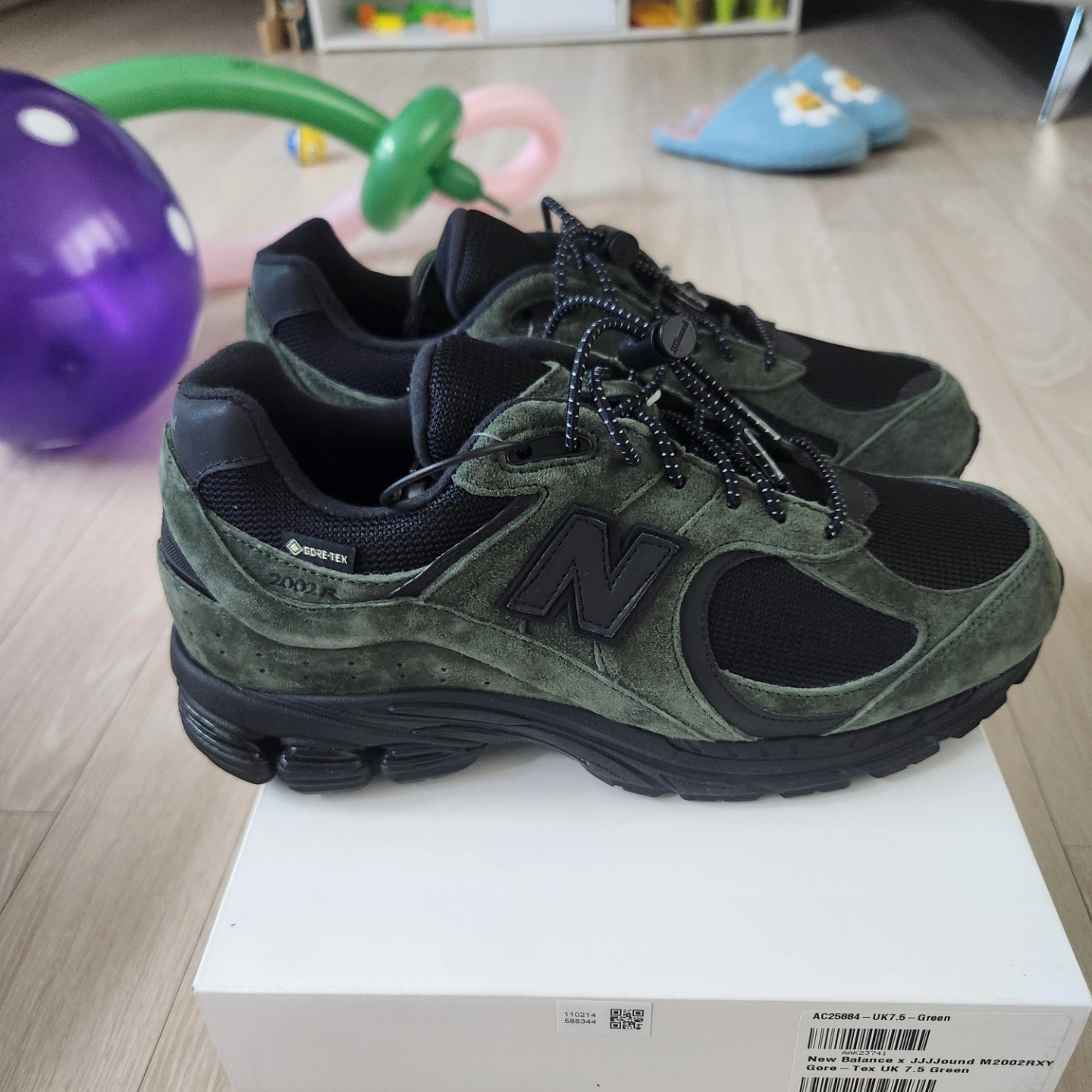 New Balance x JJJJound 2002R Gore-Tex Pine 착용 스타일 - 4