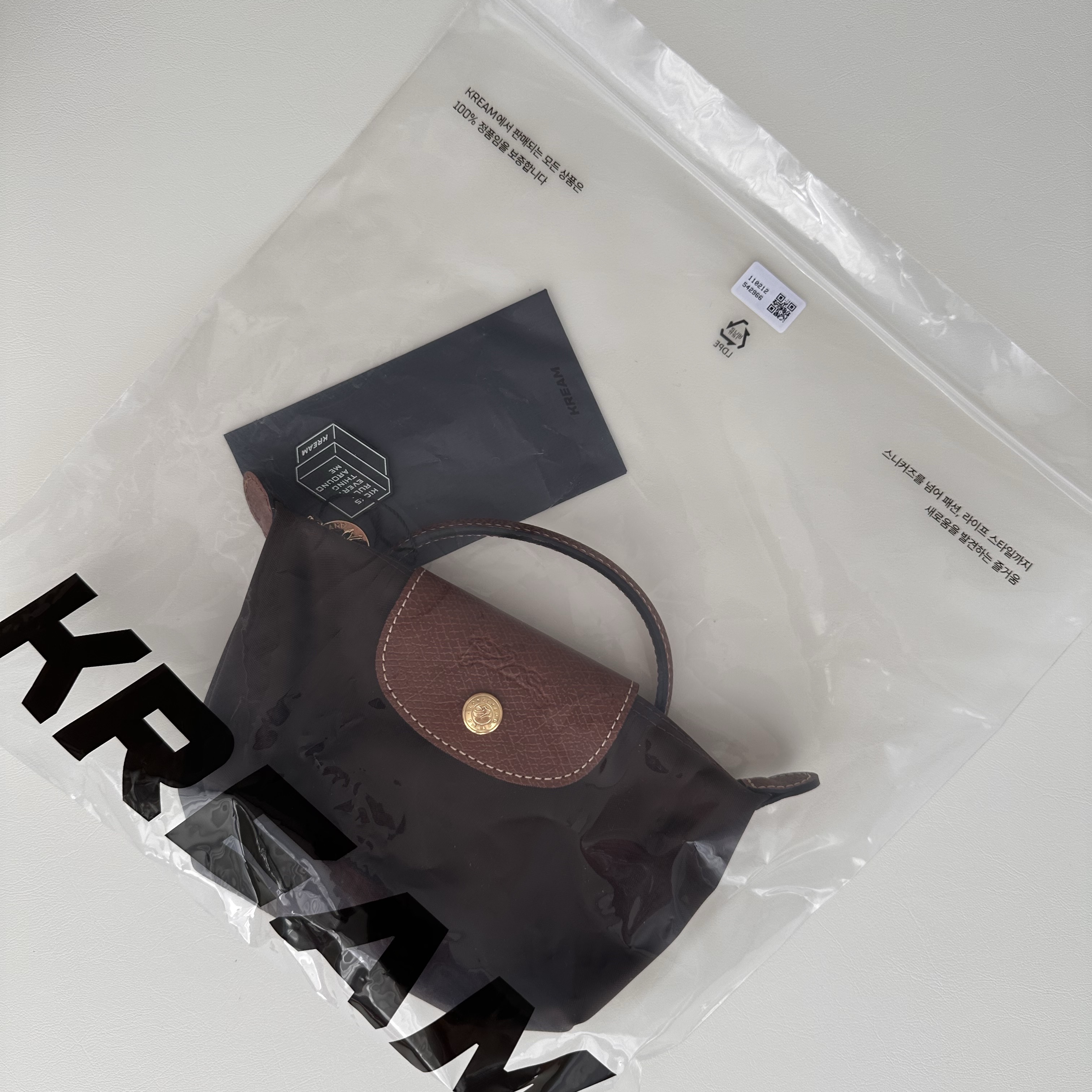 Longchamp Le Pliage Original Handle Pouch Ebony 착용 스타일 - 1