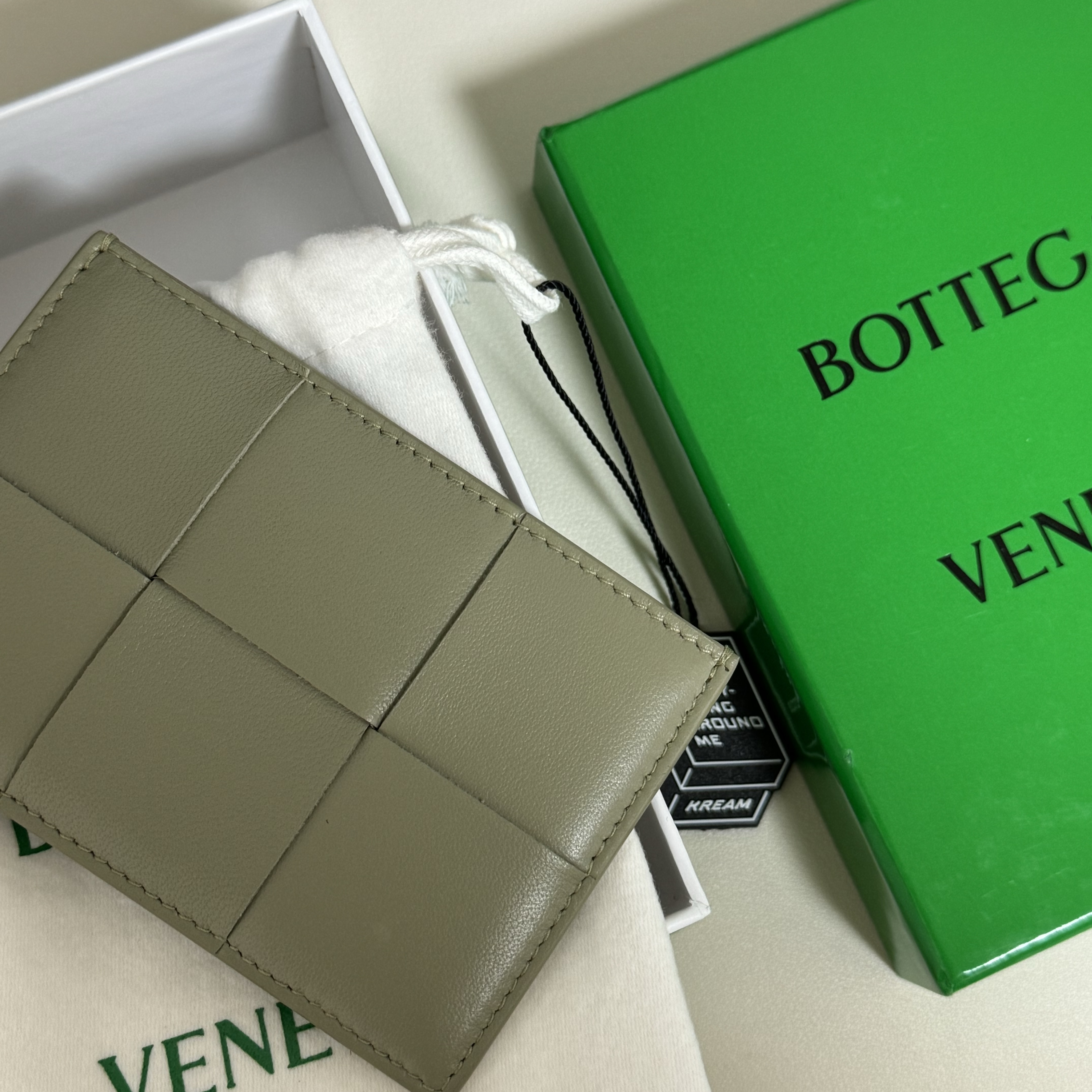 Bottega Veneta Credit Card Case Lambskin & Calfskin Travertine 착용 스타일