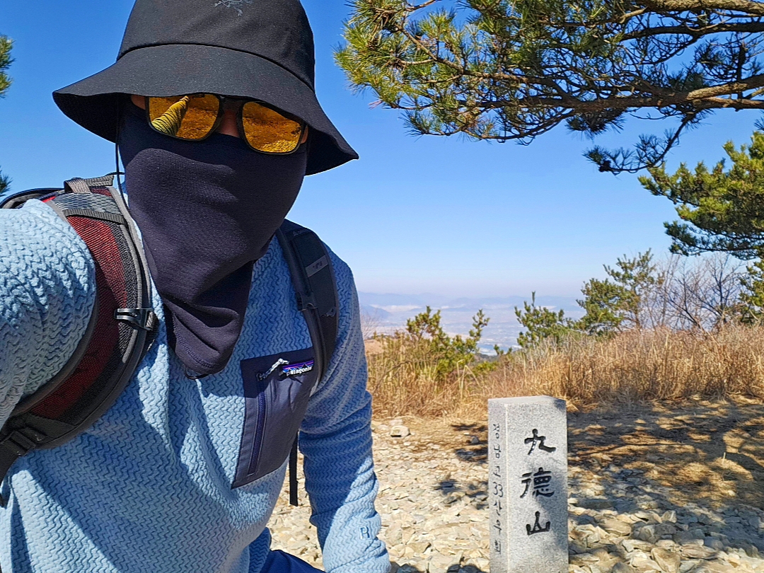 Oakley Holbrook Matte Black Frame Prizm Rose Gold Lenses Low Bridge Fit, Arc'teryx Sinsolo Hat Black 착용 스타일 - 2