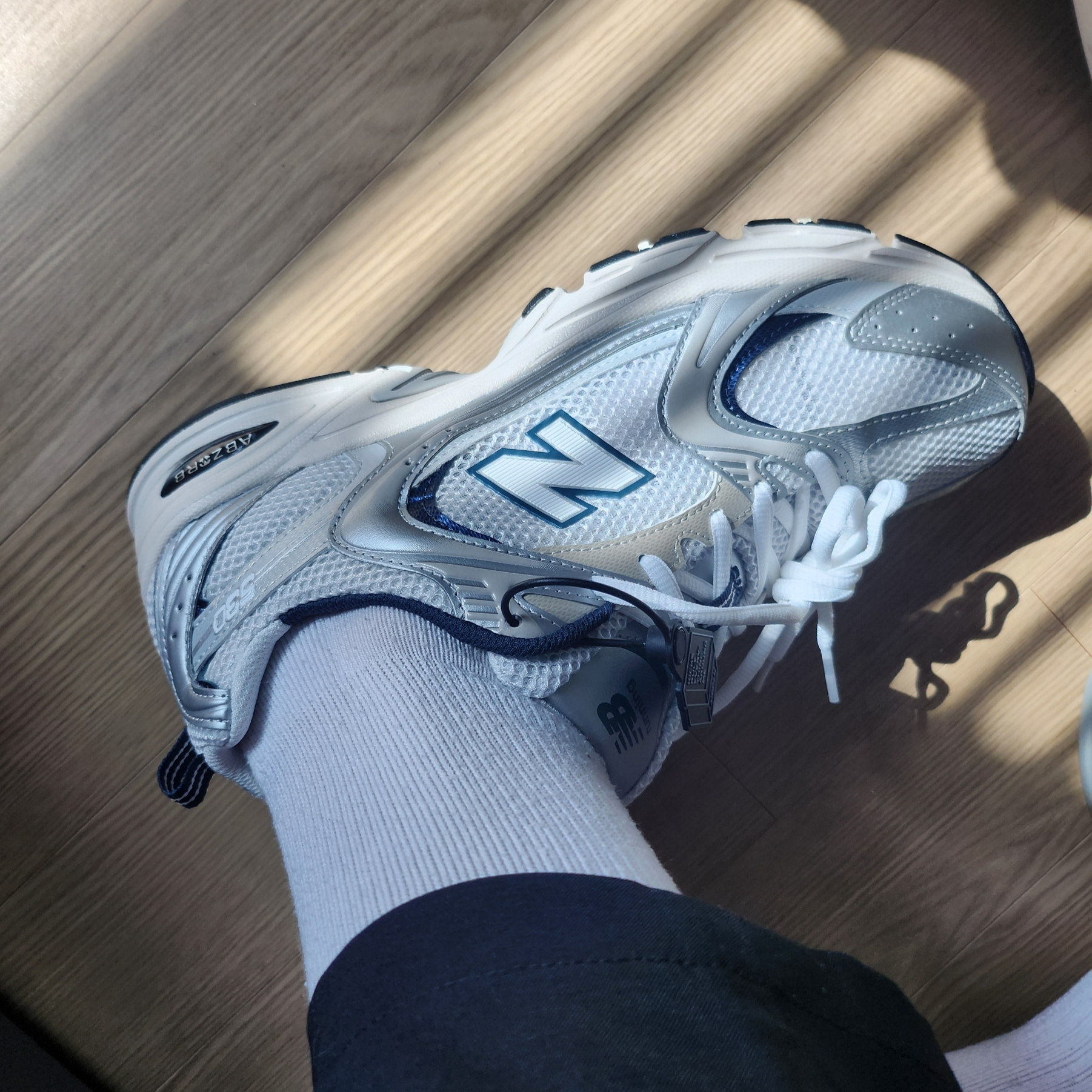 New Balance 530 Steel Grey 착용 스타일 - 2