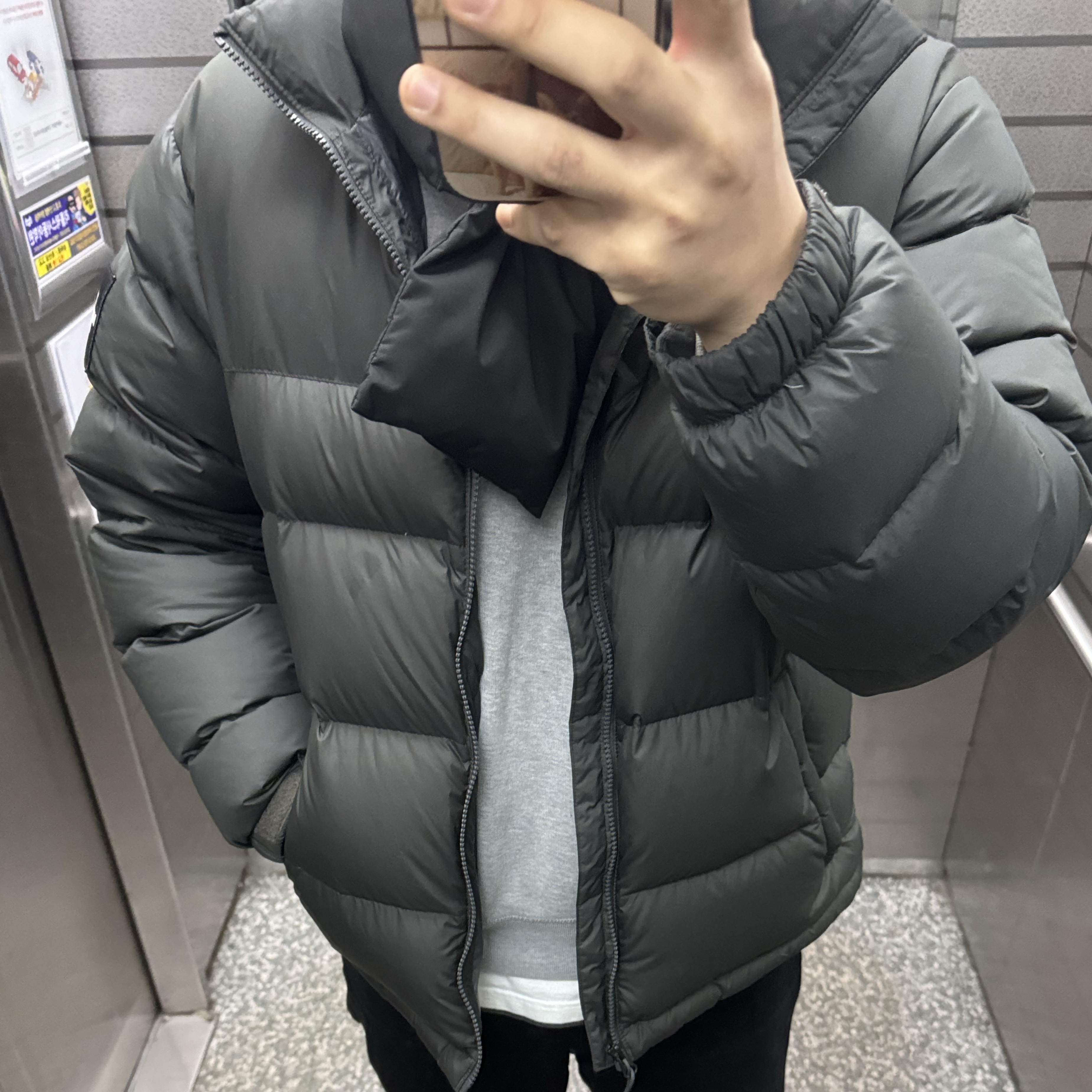 The North Face 1992 Nuptse Jacket Charcoal, Stone Island 63020 Crewneck Sweatshirt Light Grey - 22FW 착용 스타일 - 1