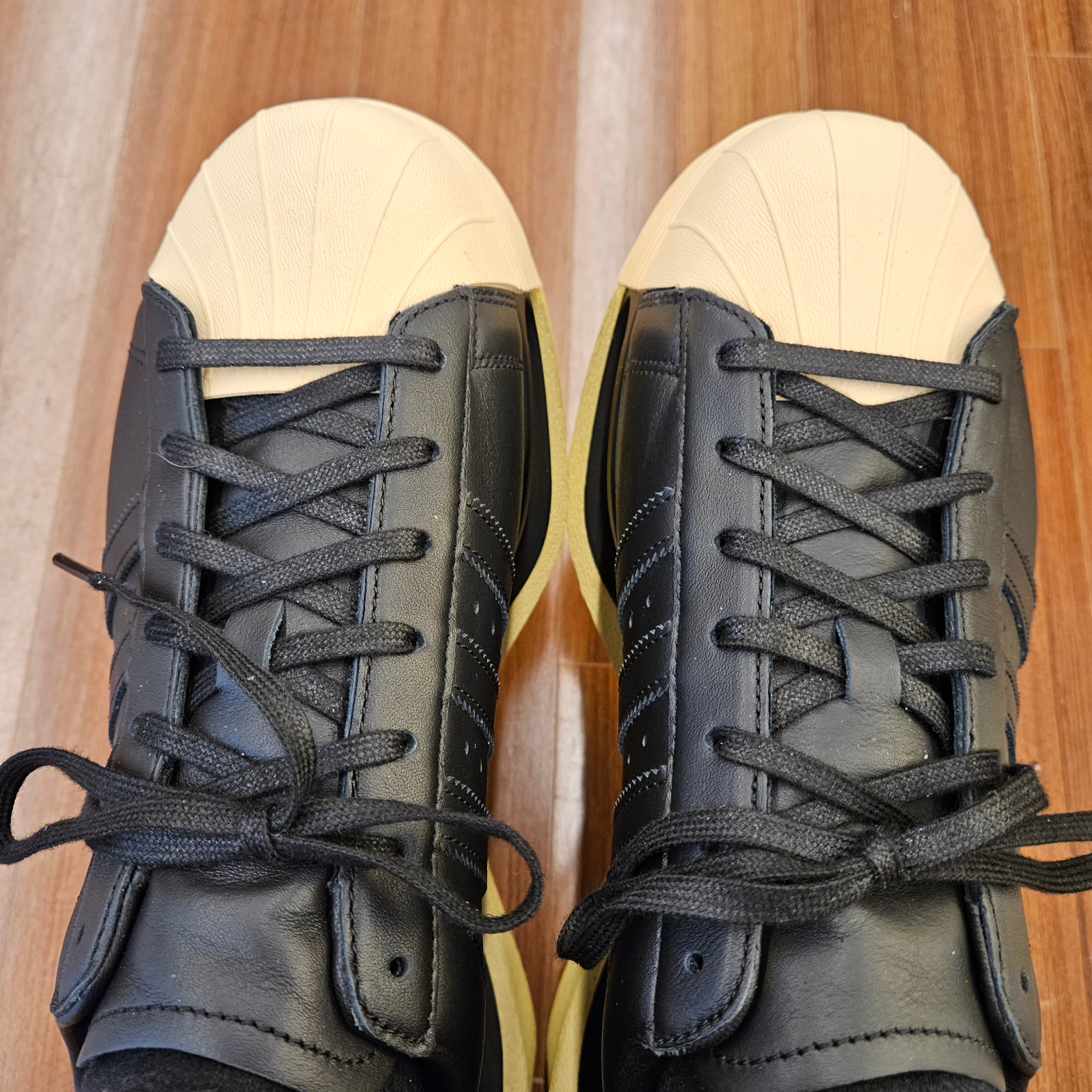 Y-3 Gendo Superstar Black Easy Yellow 착용 스타일 - 1