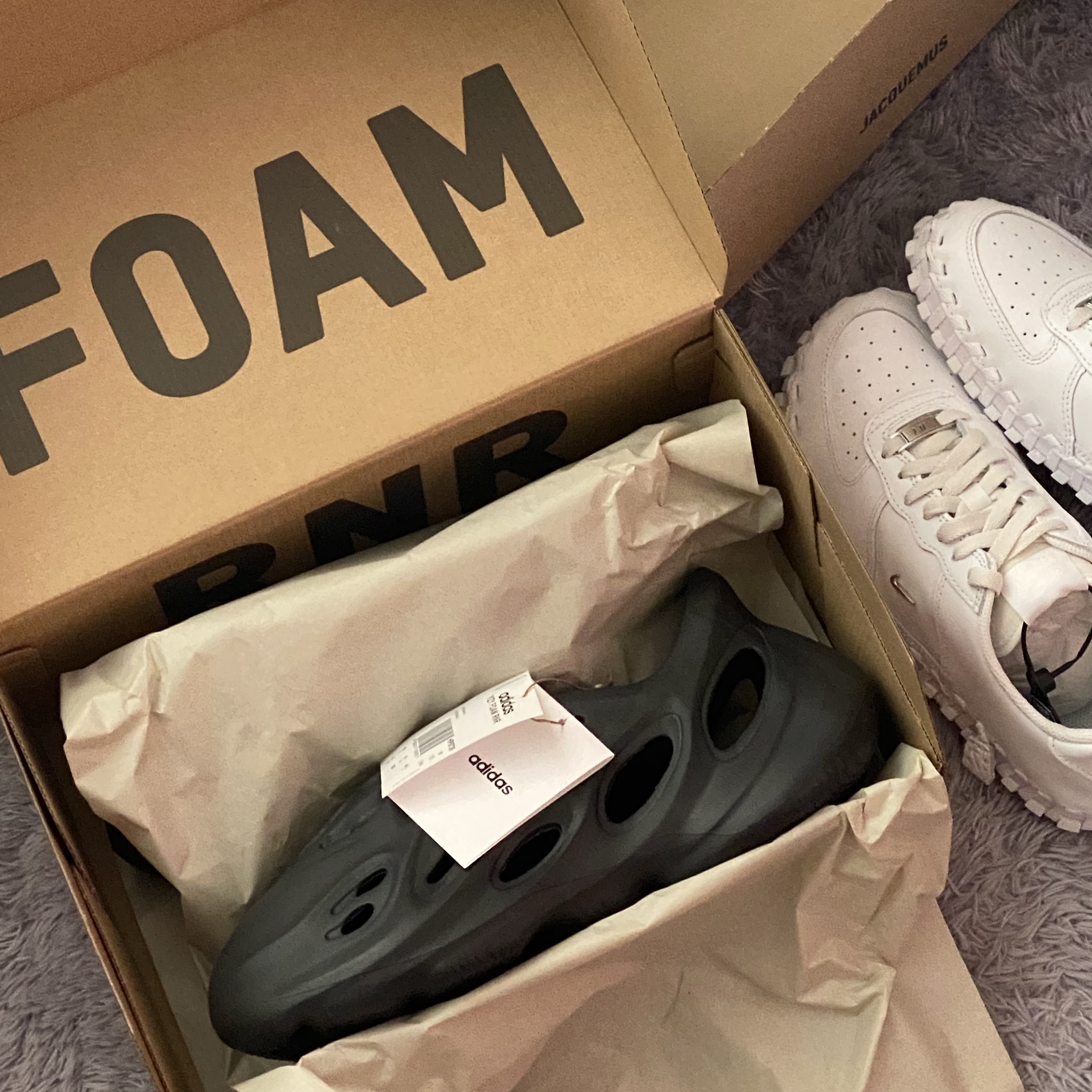 Adidas Yeezy Foam RNNR Onyx, Nike x Jacquemus J Force 1 Low LX SP White 착용 스타일 - 2