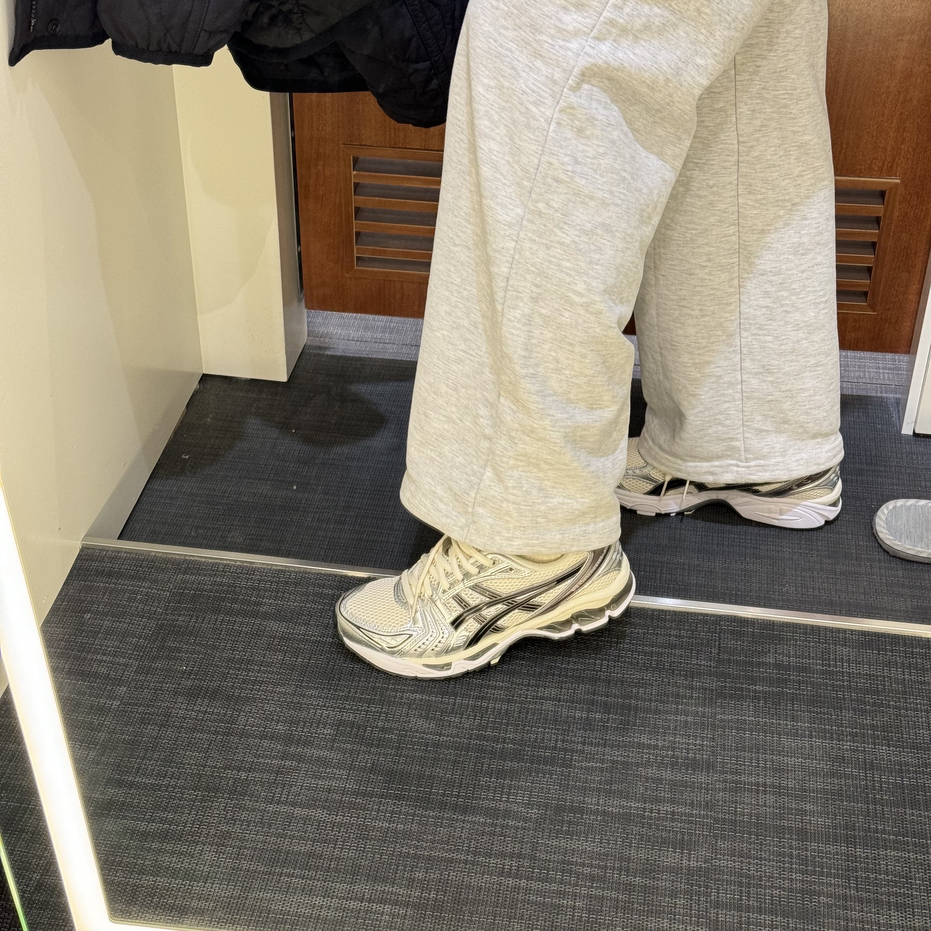 Asics Gel-Kayano 14 Cream Black 착용 스타일 - 1