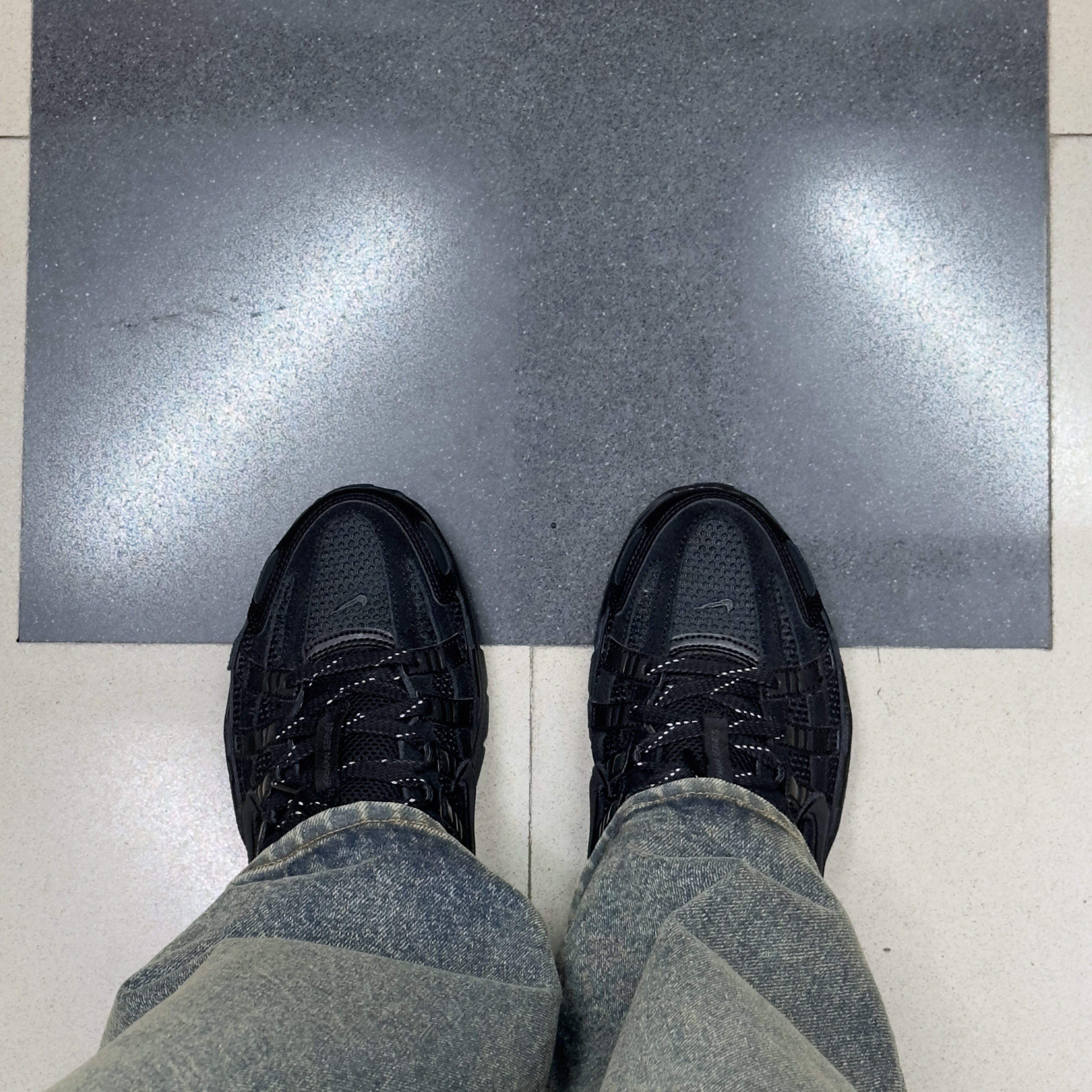 Nike P-6000 PRM Triple Black 착용 스타일