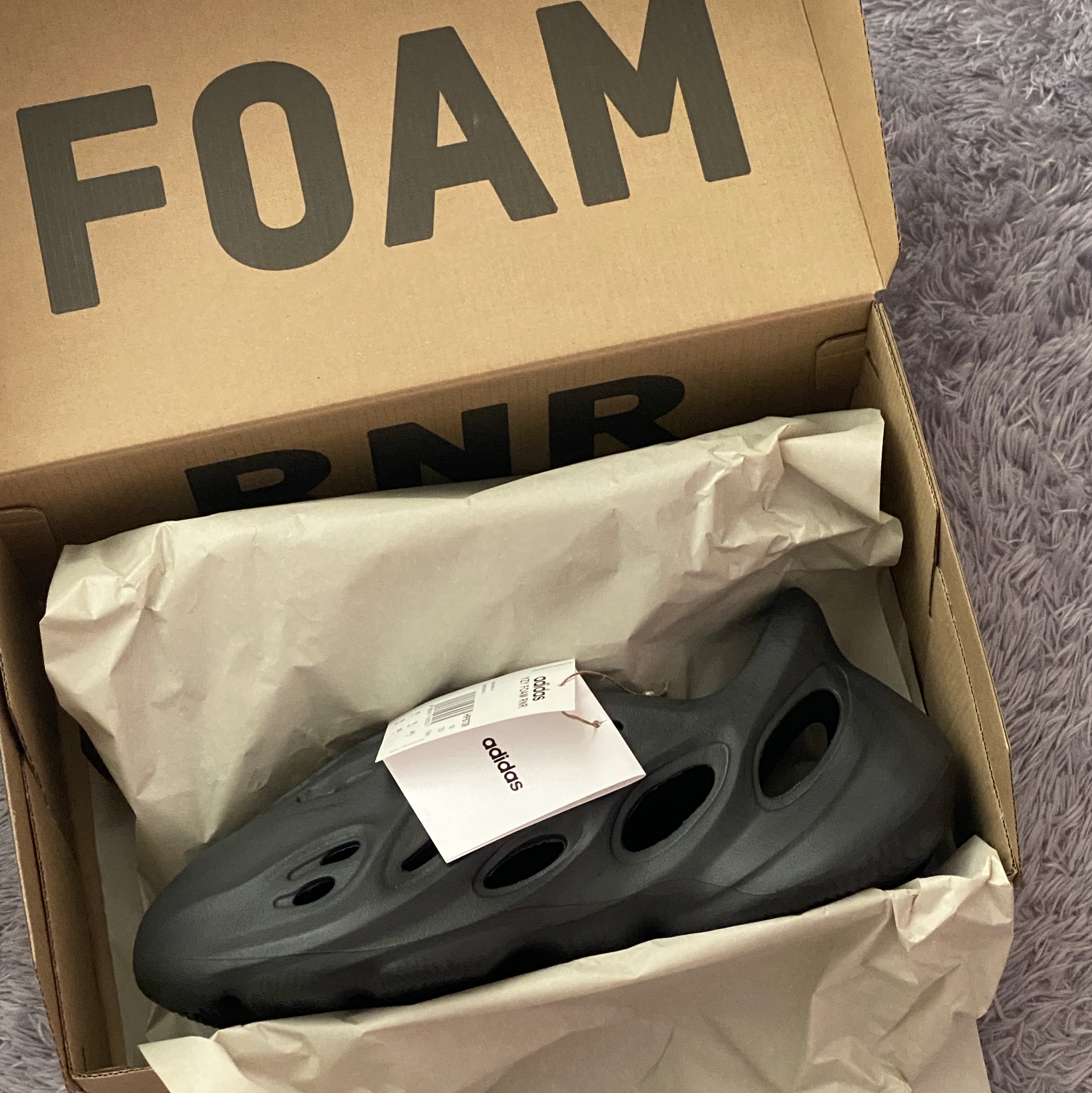 Adidas Yeezy Foam RNNR Onyx, Nike x Jacquemus J Force 1 Low LX SP White 착용 스타일 - 1