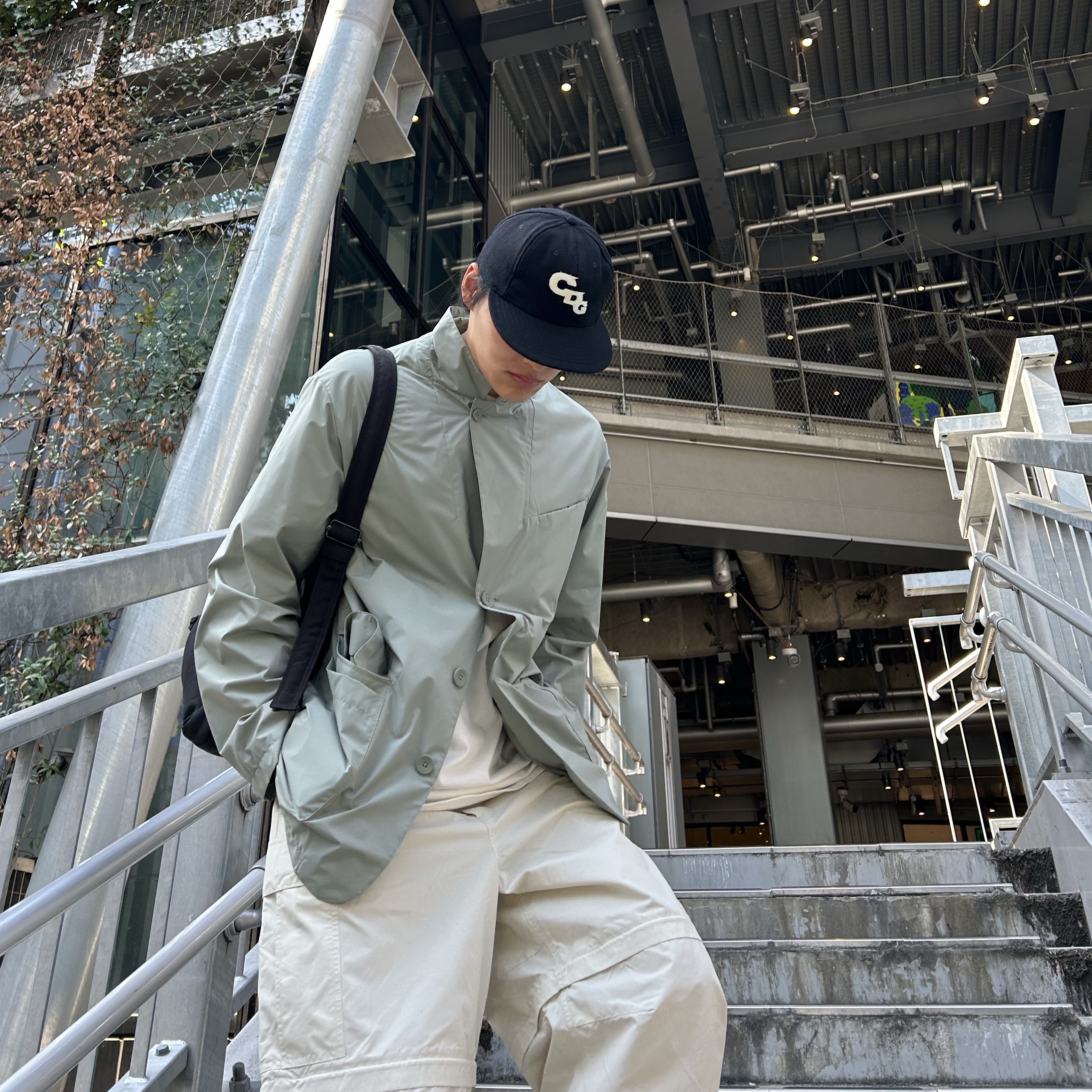 CDG x Ebbets Field Vintage Ball Cap 1 Black, Lemaire Small Soft Game Bag Nylon Canvas Dark Chocolate 착용 스타일 - 2
