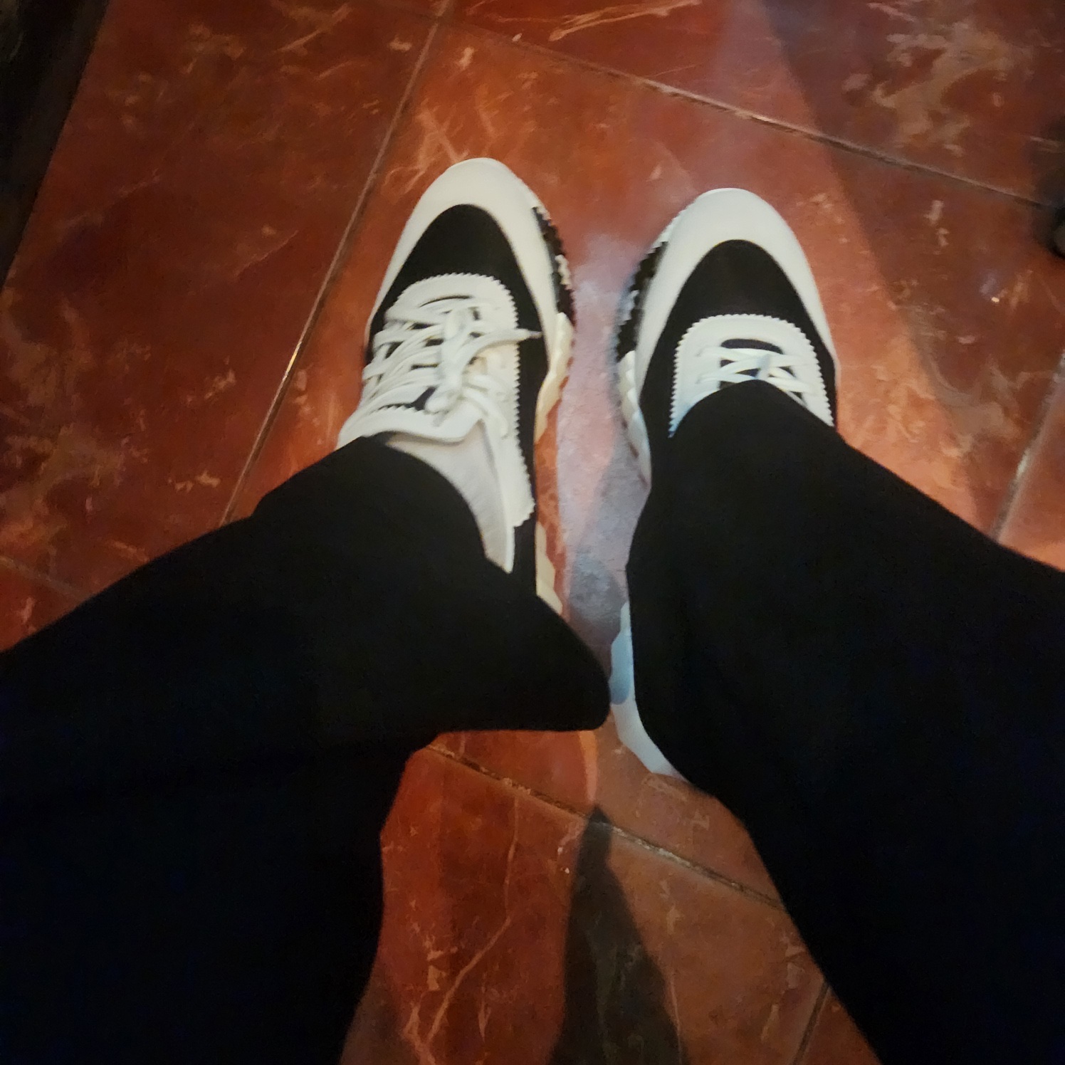 Hermes Bouncing Sneakers Mesh Suede Goatskin & Noir Blanc 착용 스타일