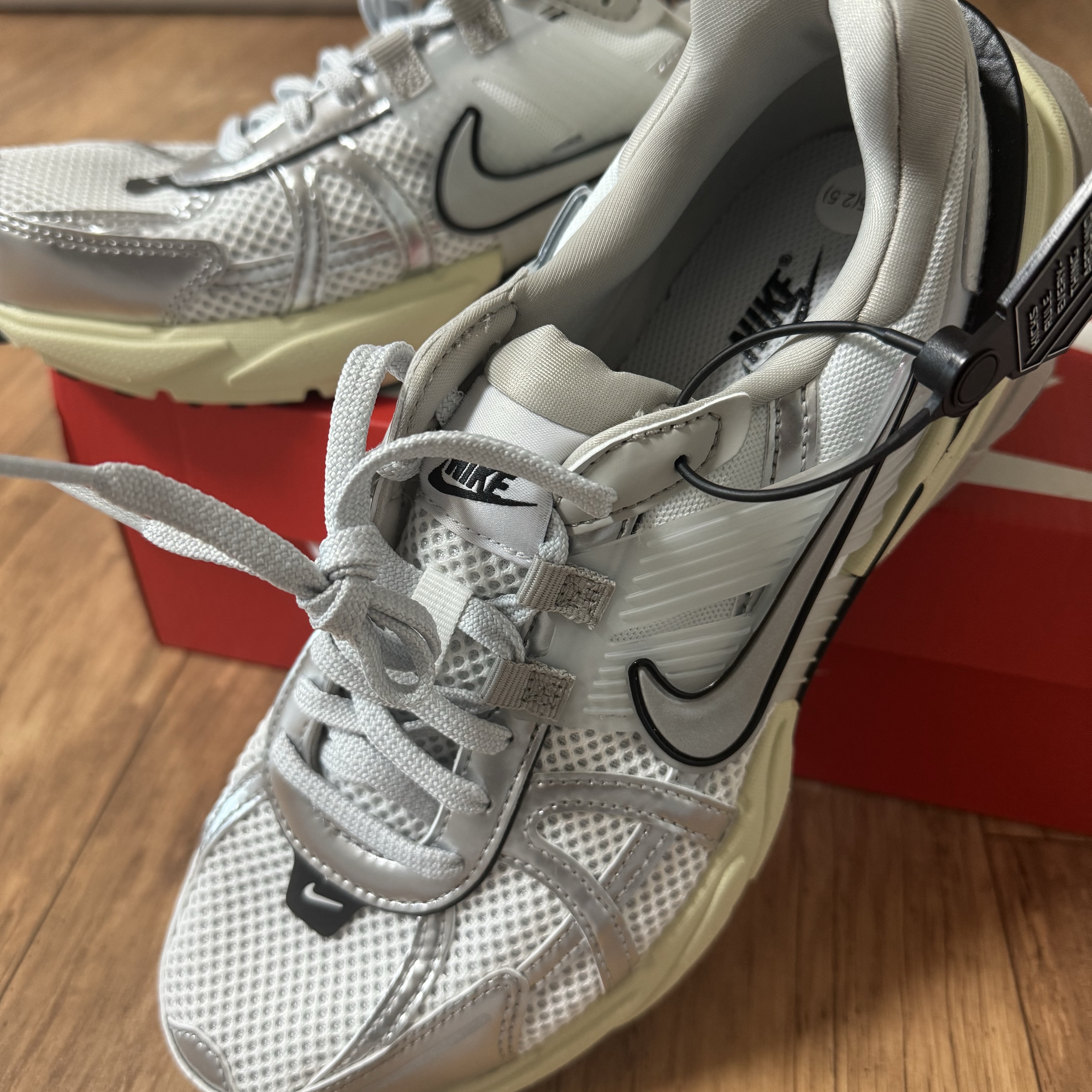 Nike V2K Run Summit White Metallic Silver 착용 스타일