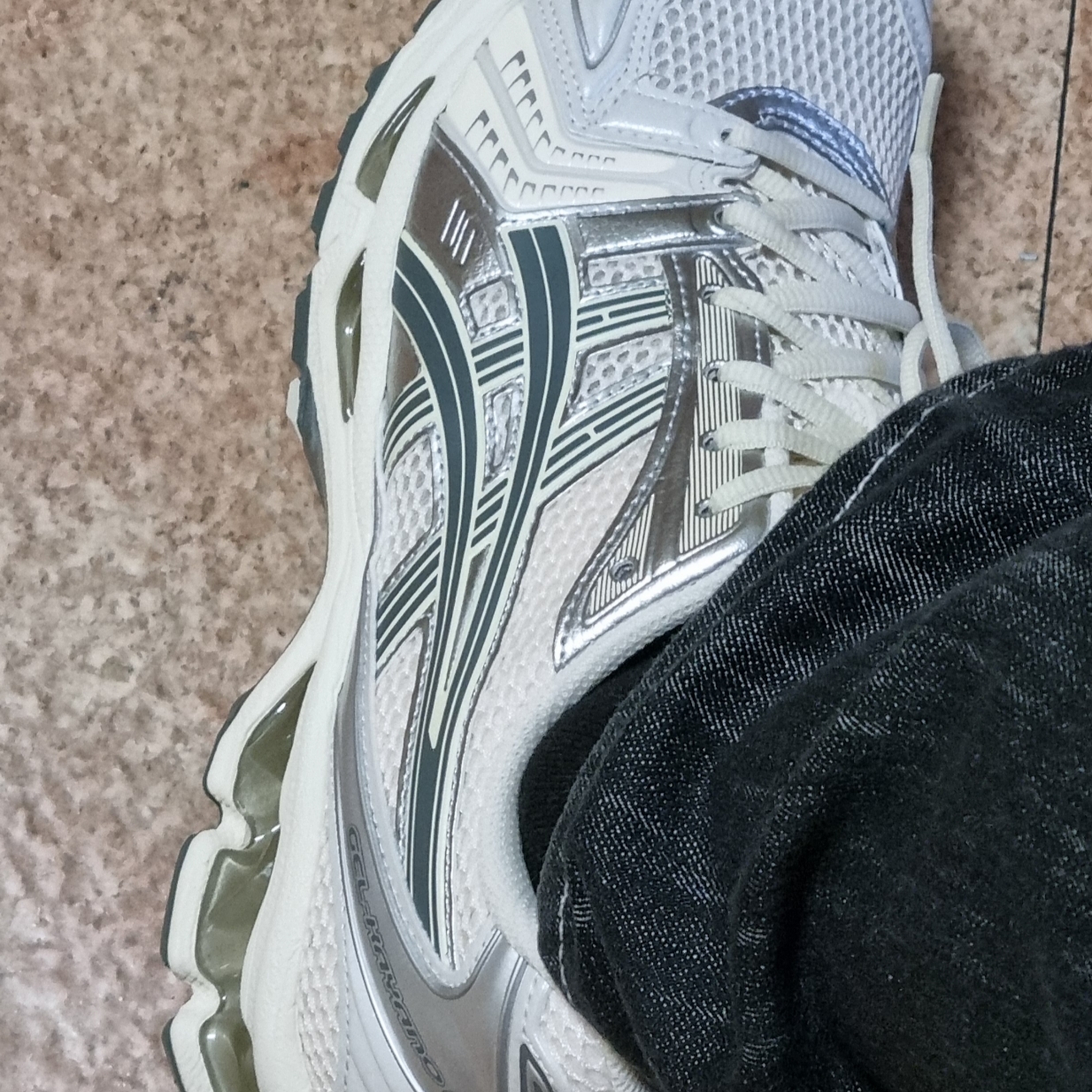 Asics Gel-Kayano 14 Birch Dark Pewter 착용 스타일