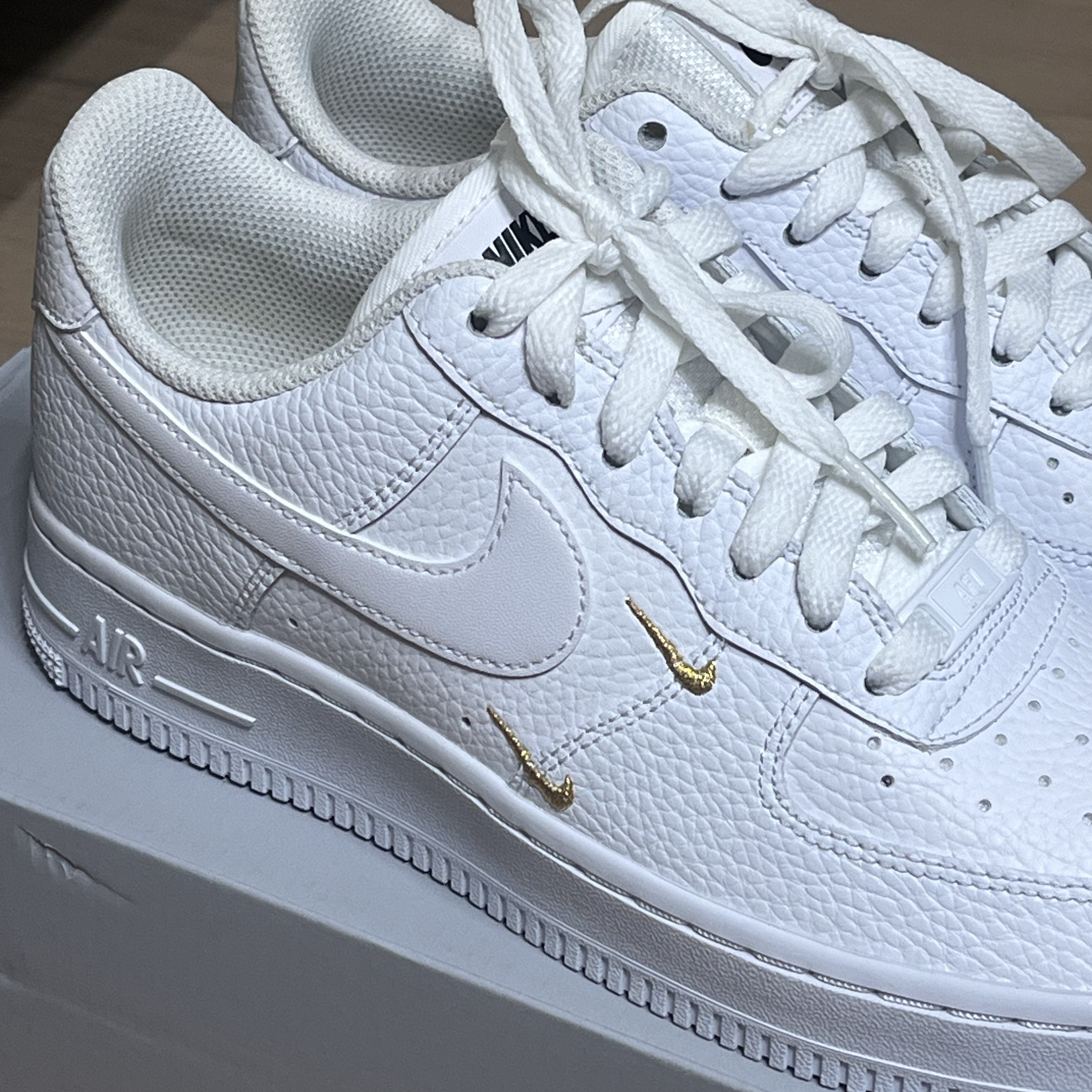 (W) Nike Air Force 1 '07 Essential White Metallic Gold 착용 스타일 - 1
