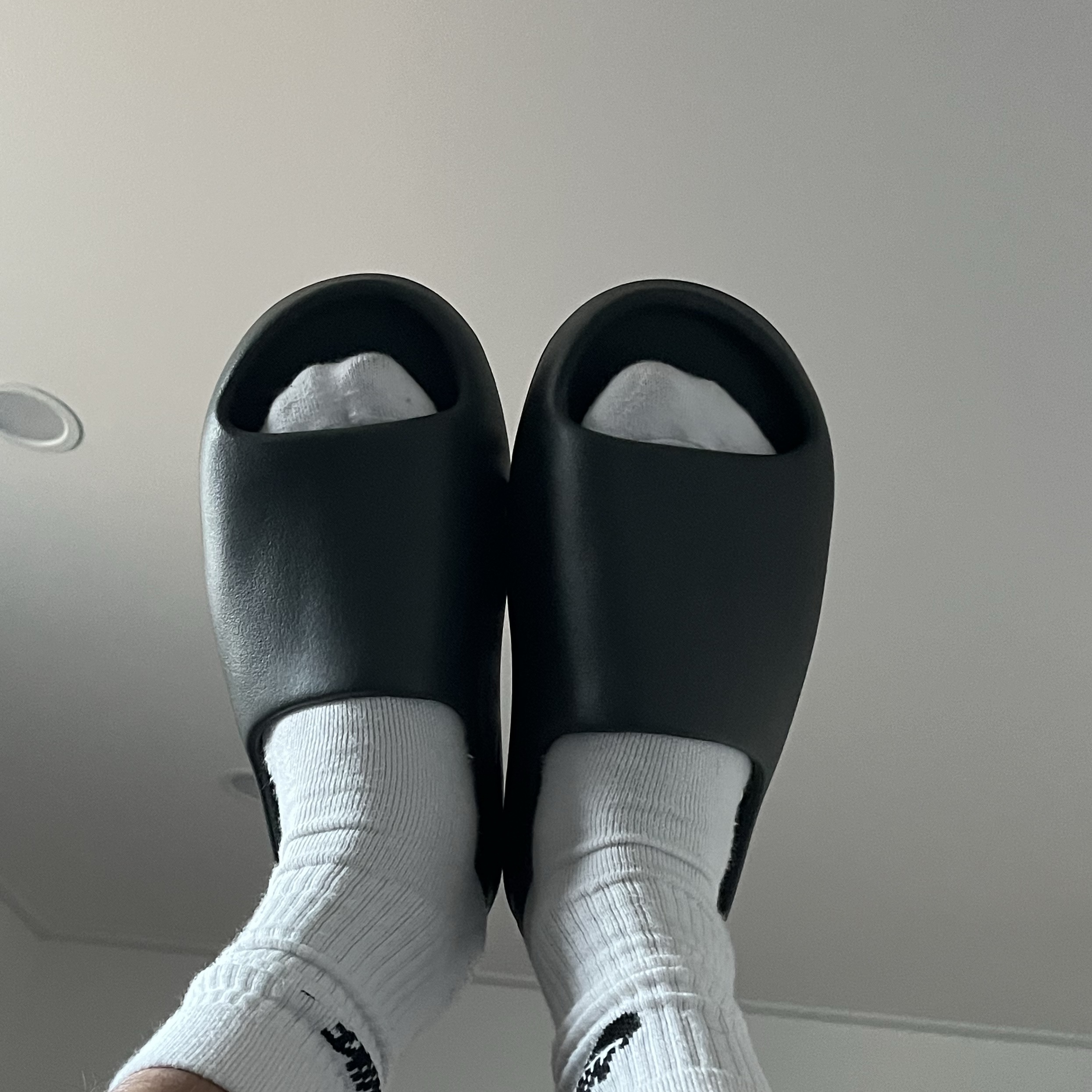 Adidas Yeezy Slide Onyx 착용 스타일