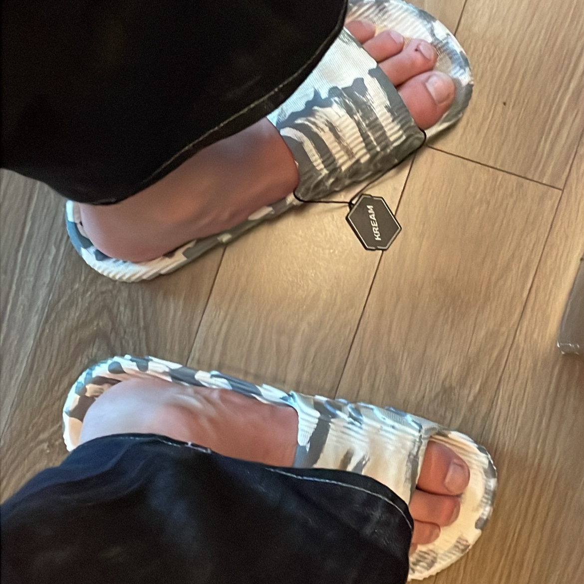 Adidas Adilette 22 Wonder White Grey 착용 스타일