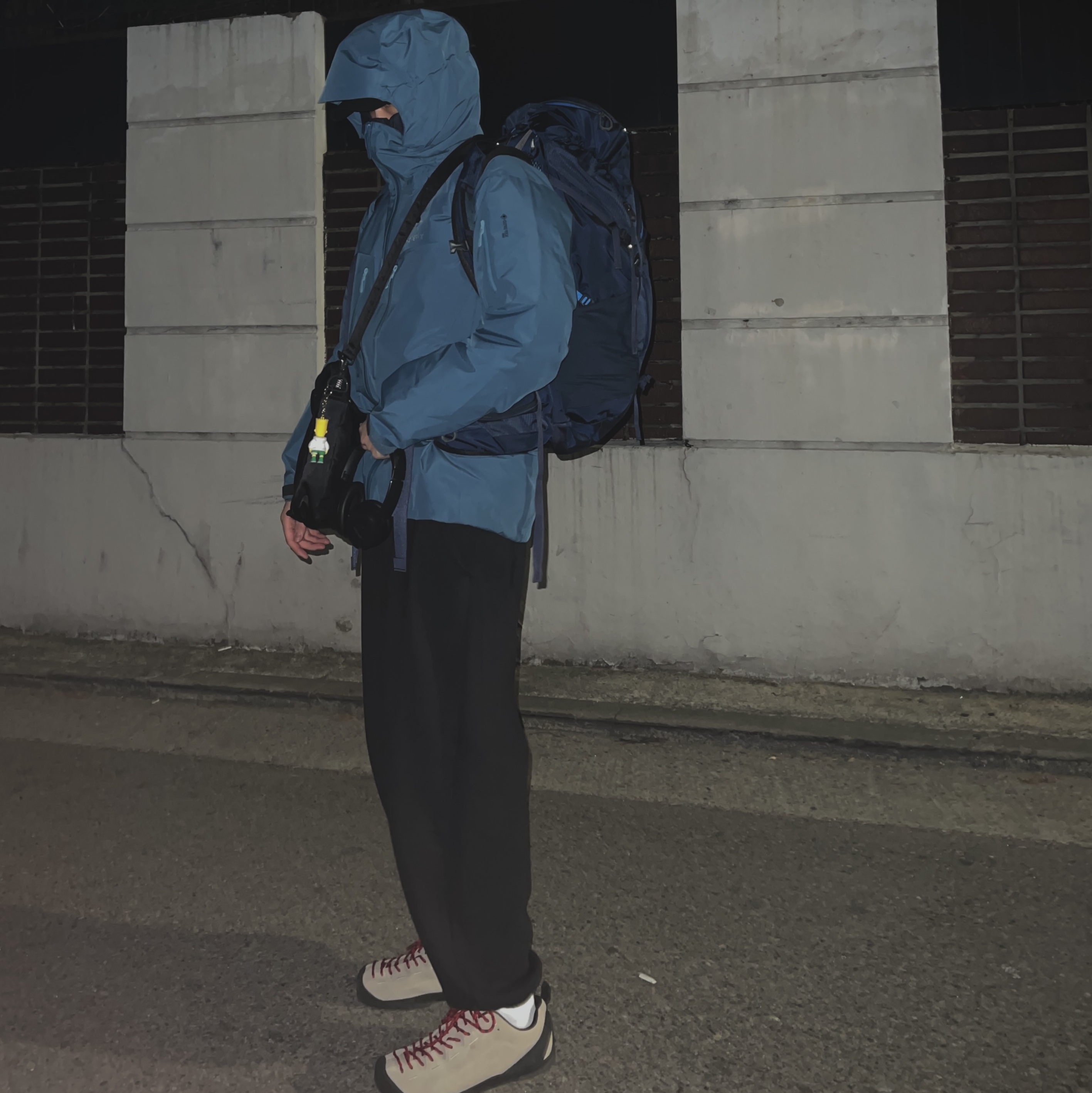 Arc'teryx Alpha SV Jacket Vitality, Keen Jasper Suede Sneakers Silver Mink 착용 스타일 - 1