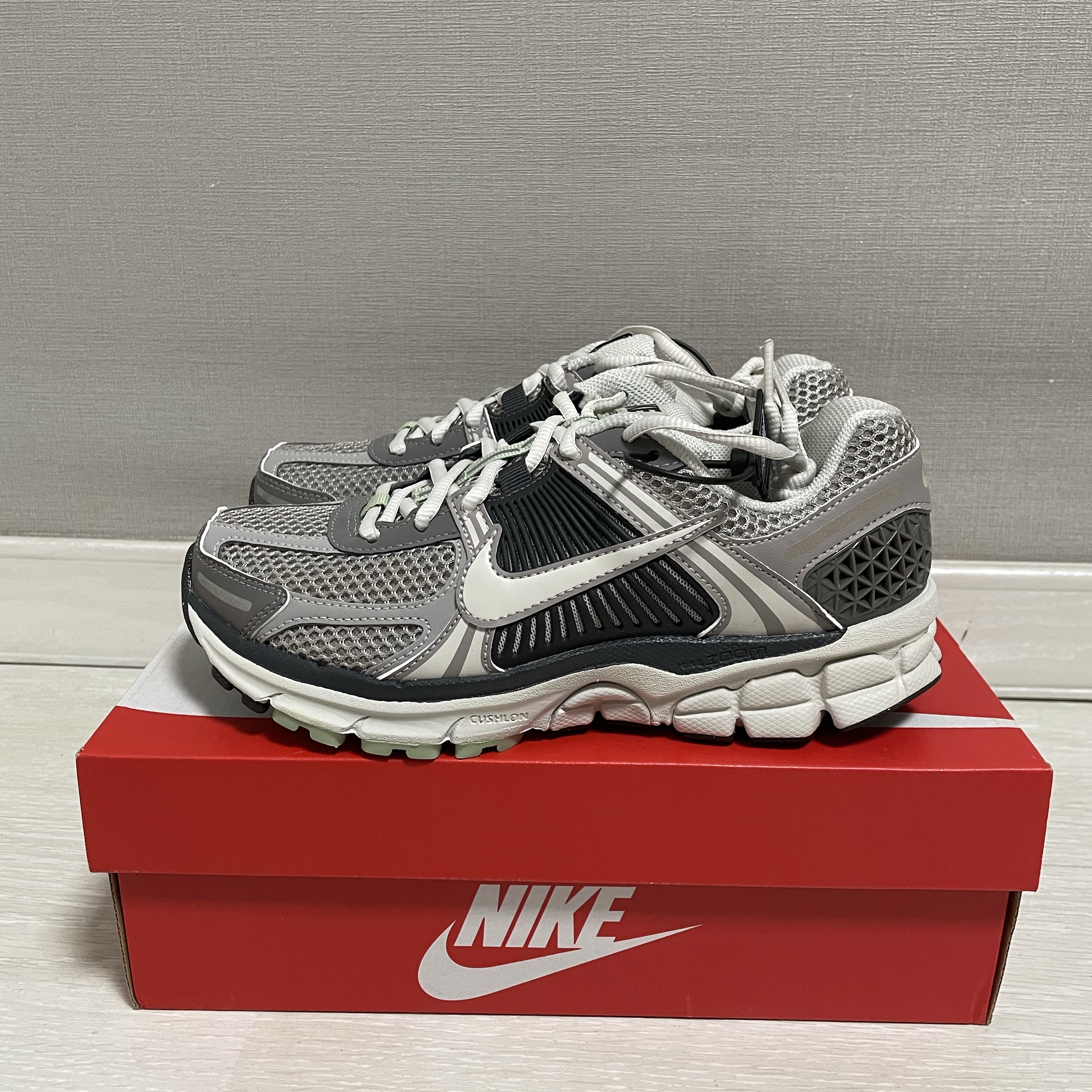 (W) Nike Zoom Vomero 5 Cobblestone and Flat Pewter 착용 스타일 - 2