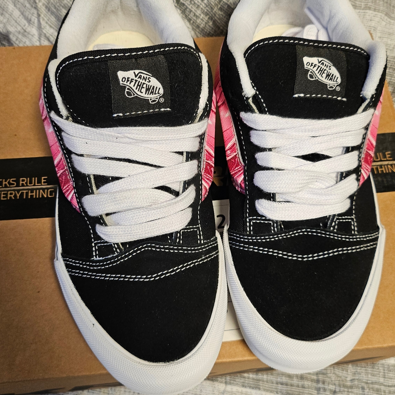 Vans x Peaches. Knu-Skool Black Pink 착용 스타일 - 2