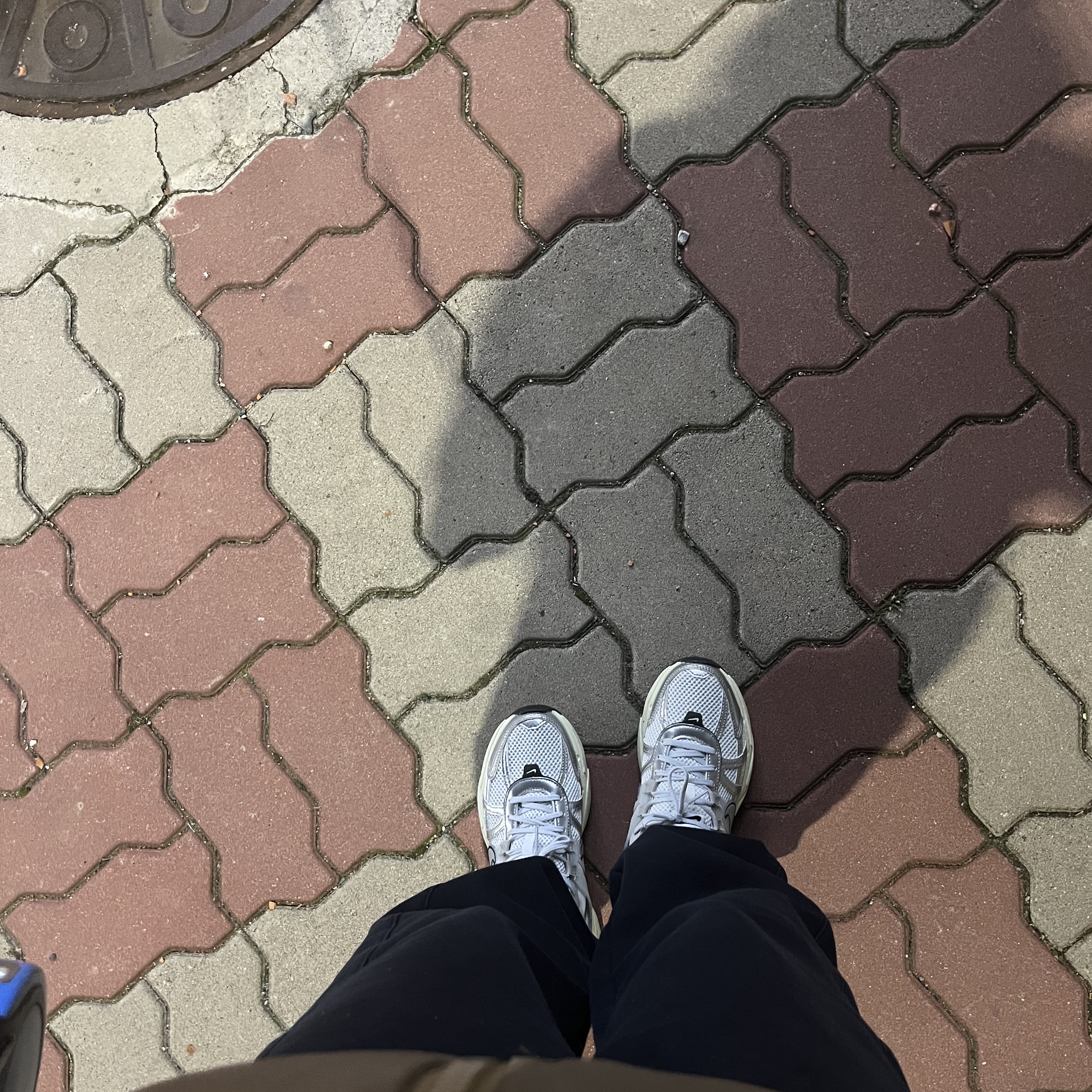 Nike V2K Run Summit White Metallic Silver 착용 스타일