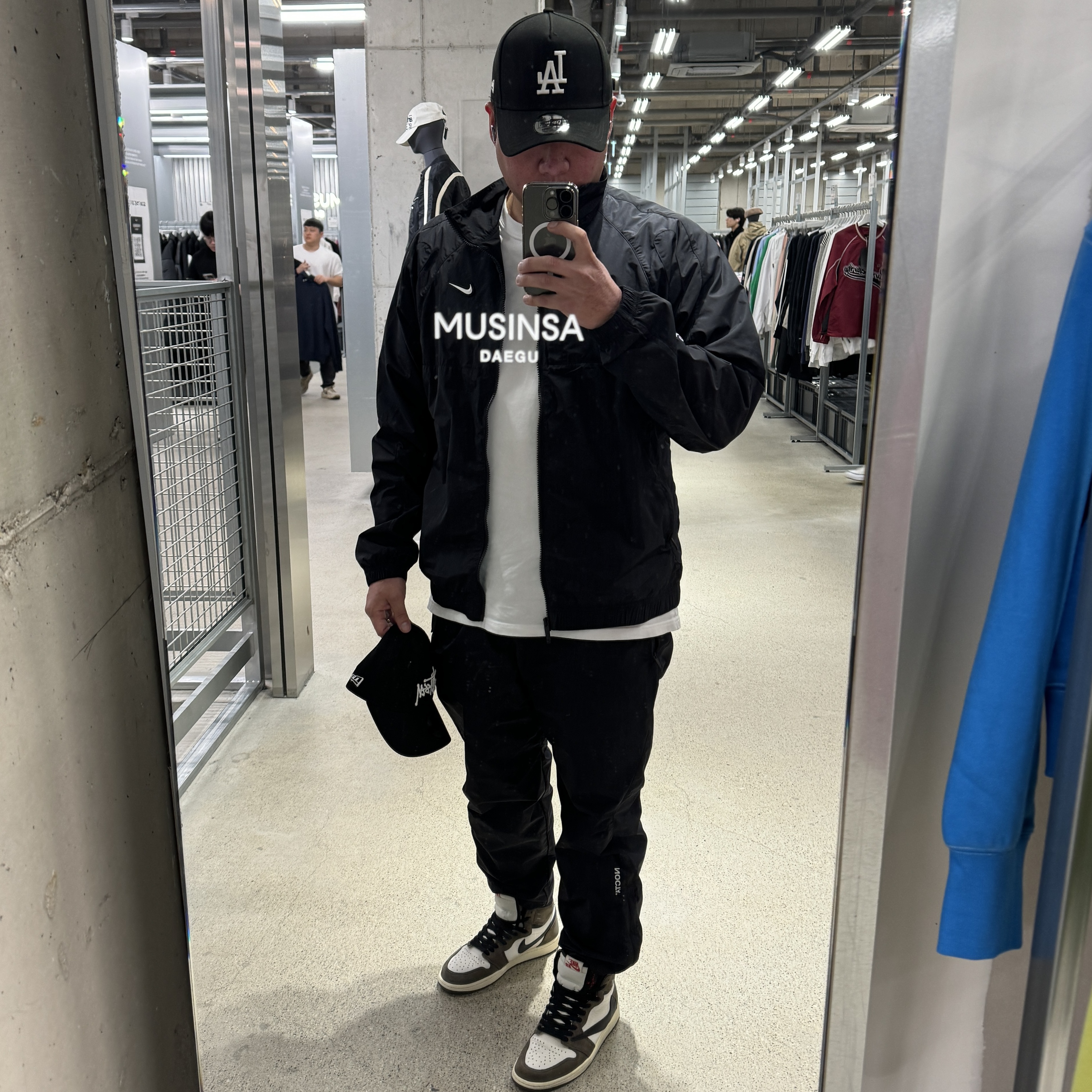 Nike x Drake Nocta Nylon Track Jacket Black (FN7666-010), Nike x Drake Nocta Woven Track Pants Black (FN7668-010) 착용 스타일 - 1