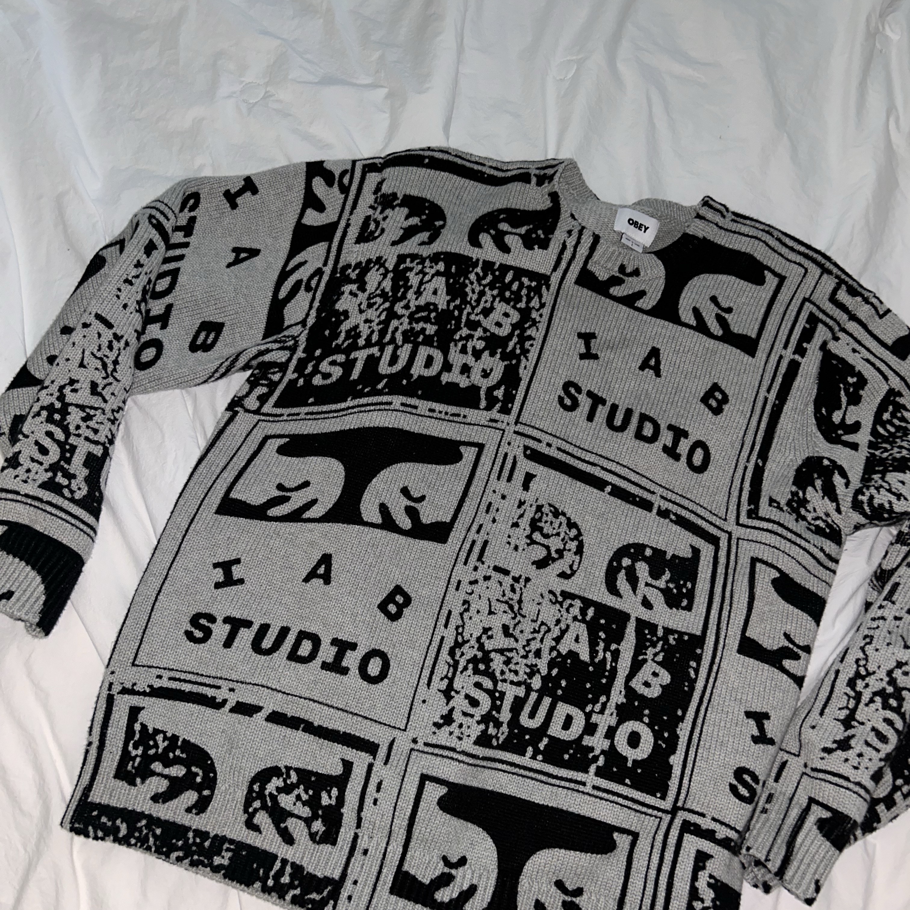 IAB Studio x Obey Faded Posters Sweater Grey Multi 착용 스타일 - 1