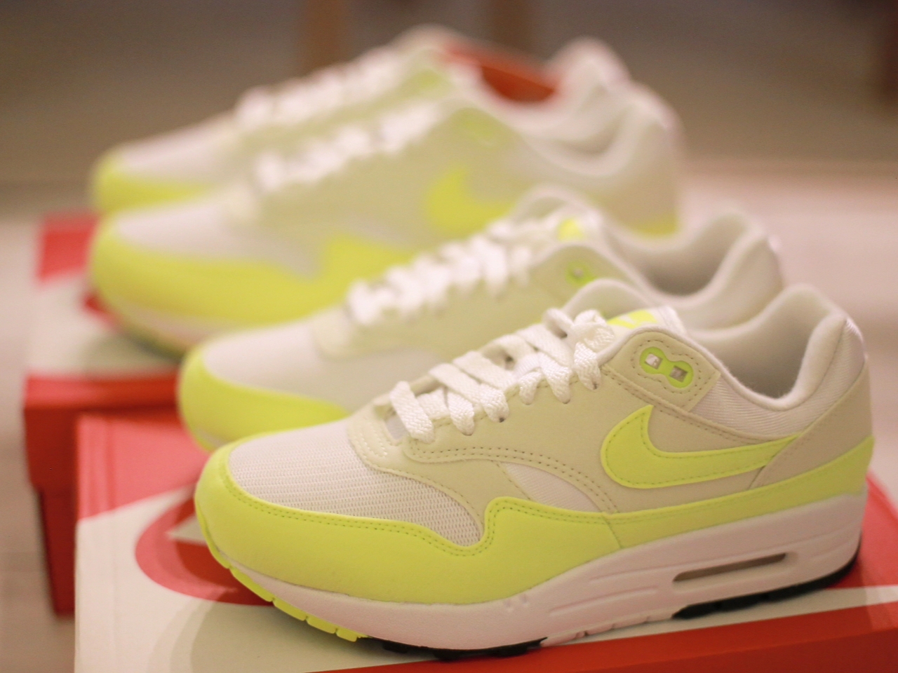 (W) Nike Air Max 1 Volt Sea Glass 착용 스타일 - 1