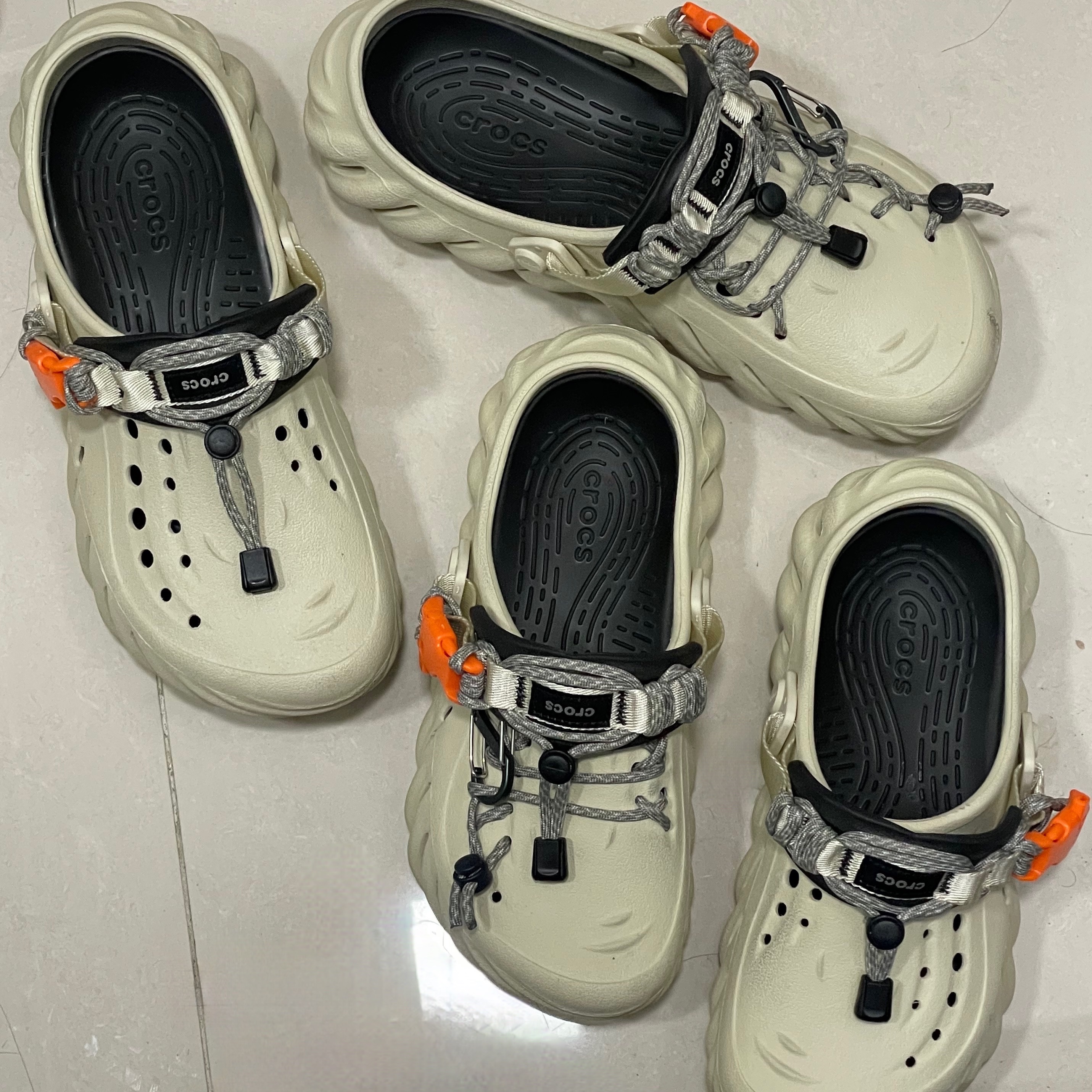 Crocs Echo Clog Bone Black 착용 스타일