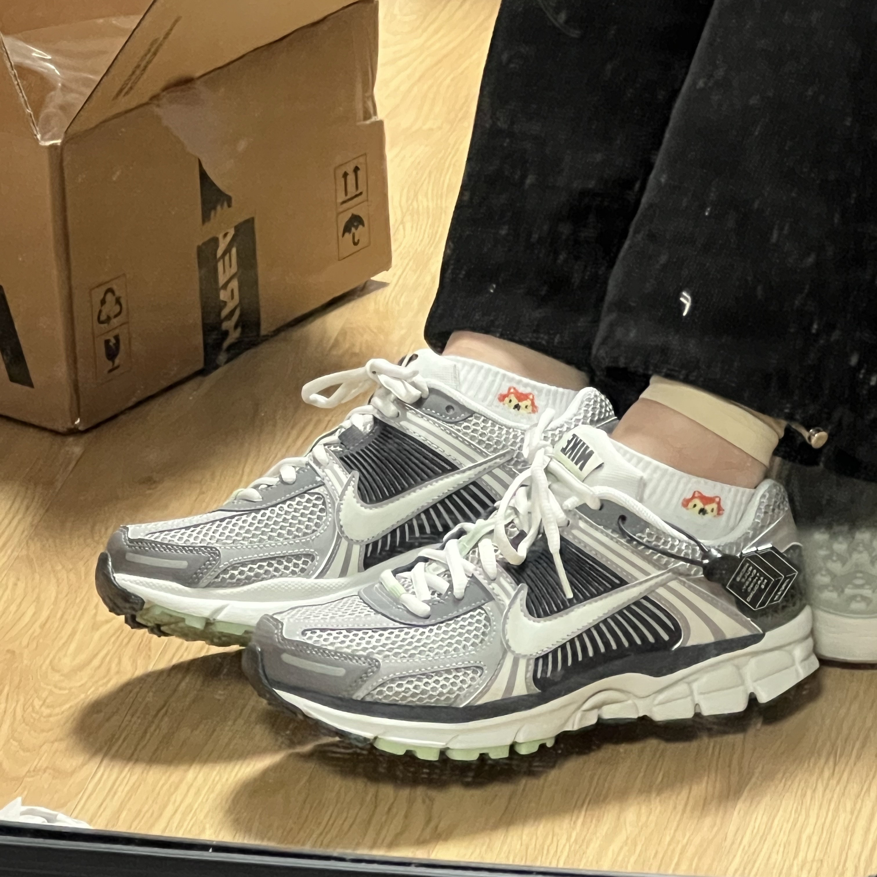 (W) Nike Zoom Vomero 5 Cobblestone and Flat Pewter 착용 스타일