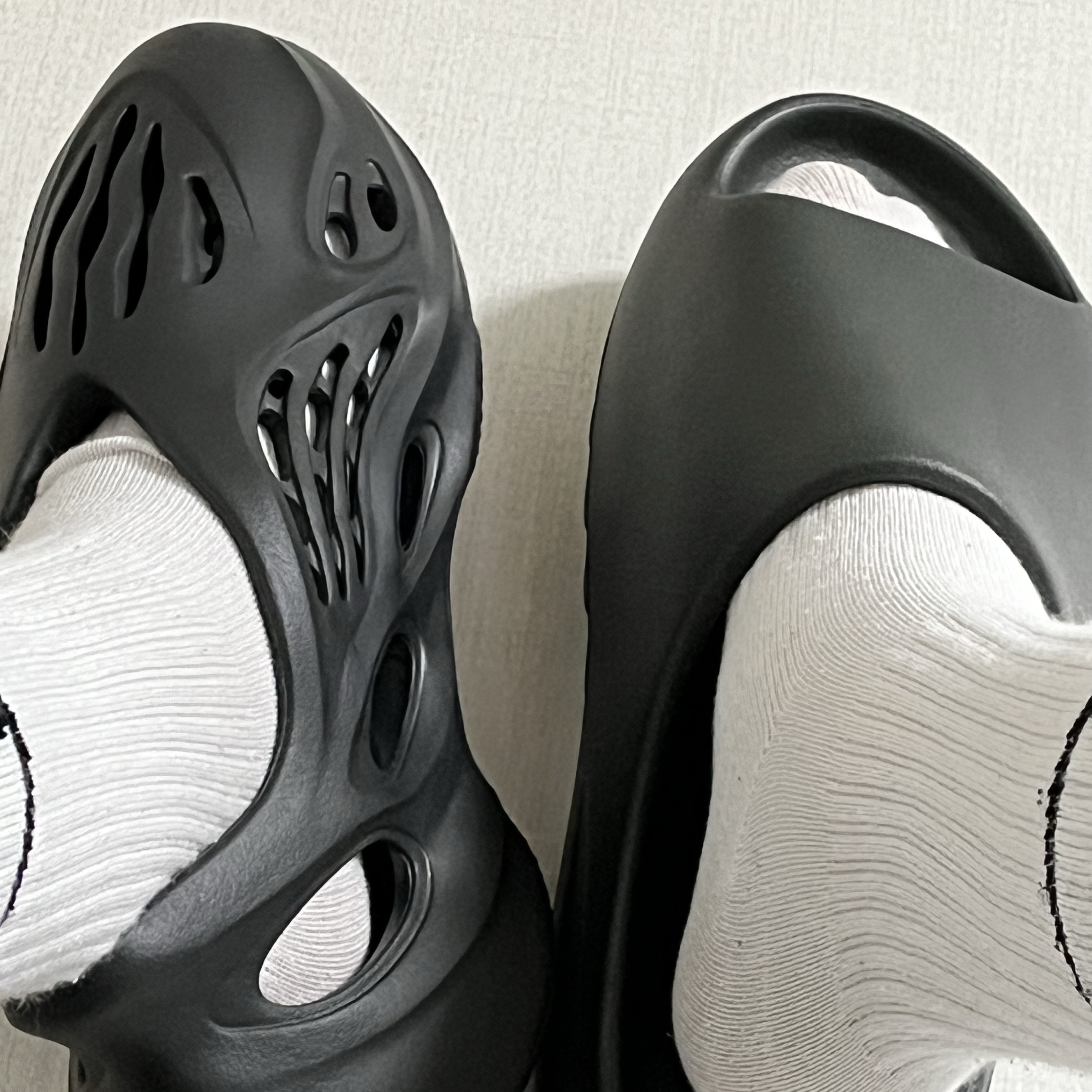Adidas Yeezy Slide Dark Onyx 2024 착용 스타일