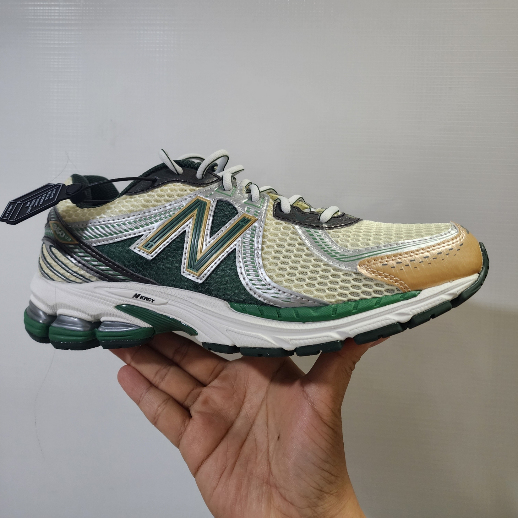New Balance x Aime Leon Dore 860v2 Green 착용 스타일 - 1