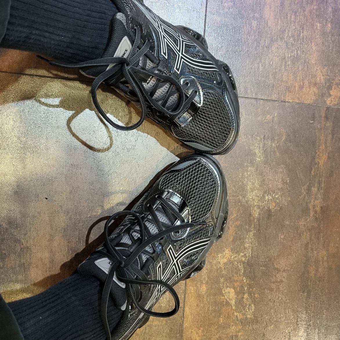 Asics Gel-Quantum Kinetic Graphite Grey Black 착용 스타일 - 3