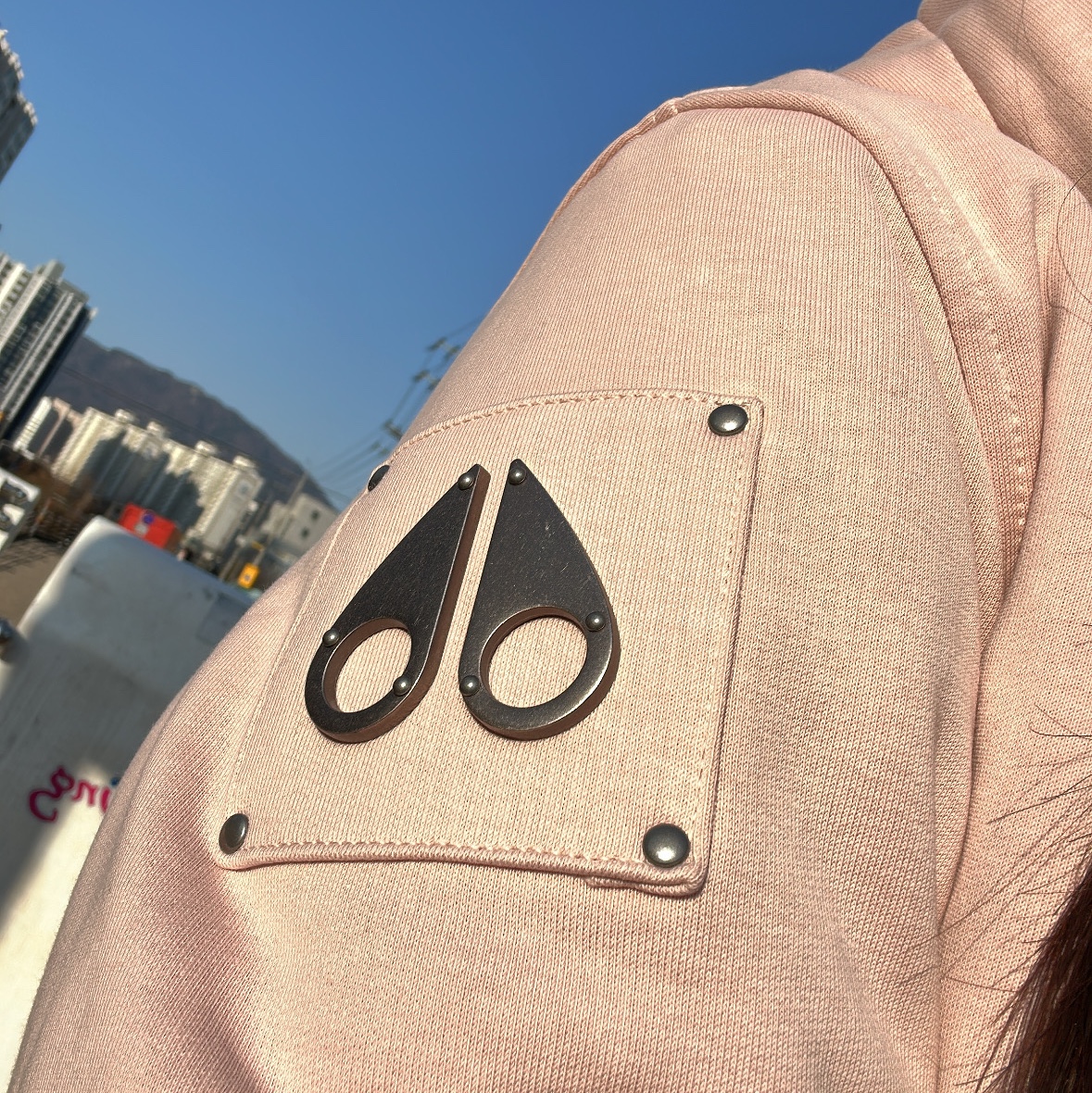 (W) Moose Knuckles Classic Bunny 3 White Lining Zip Hoodie Rose Smoke - 22FW 착용 스타일 - 2