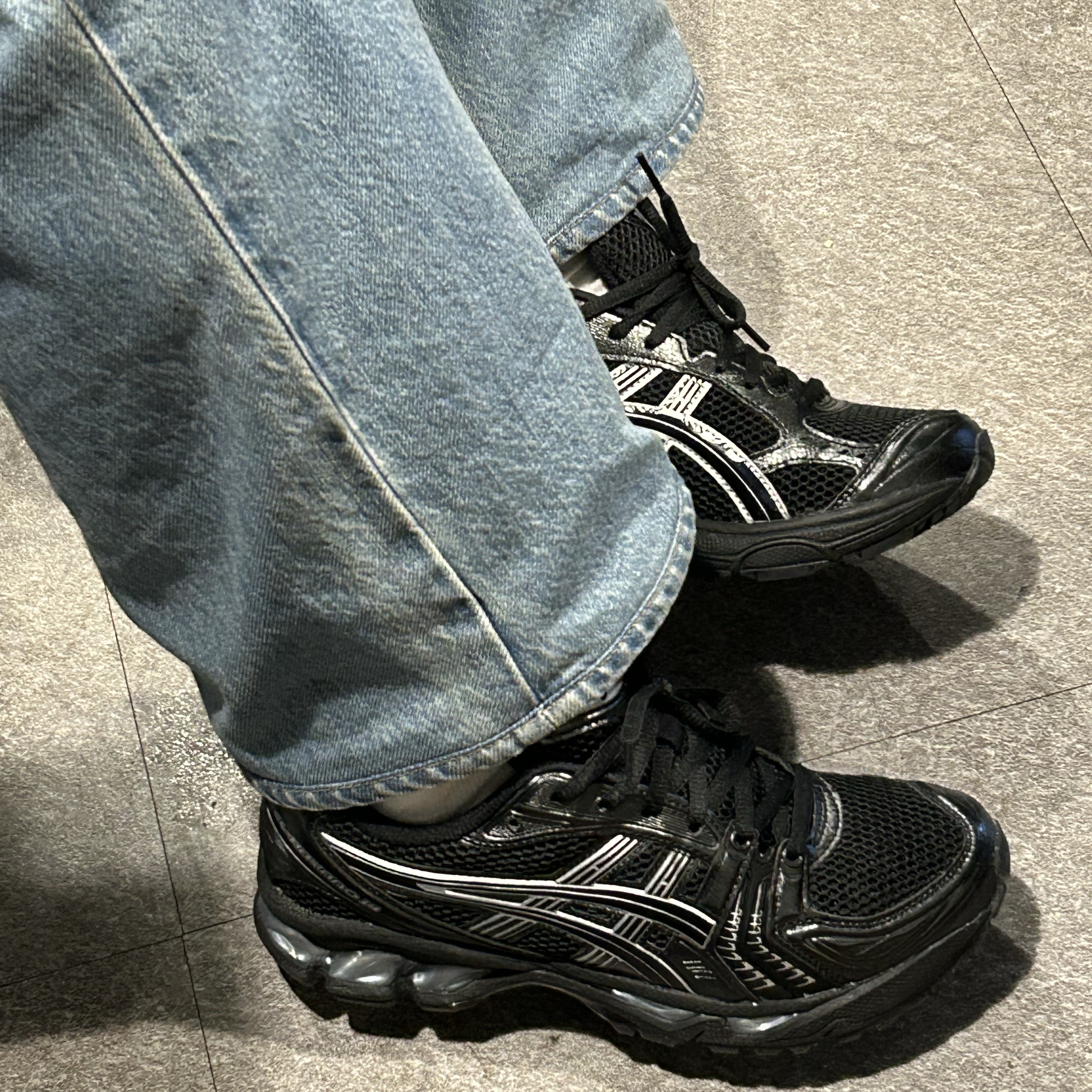Asics Gel-Kayano 14 Black Pure Silver 착용 스타일