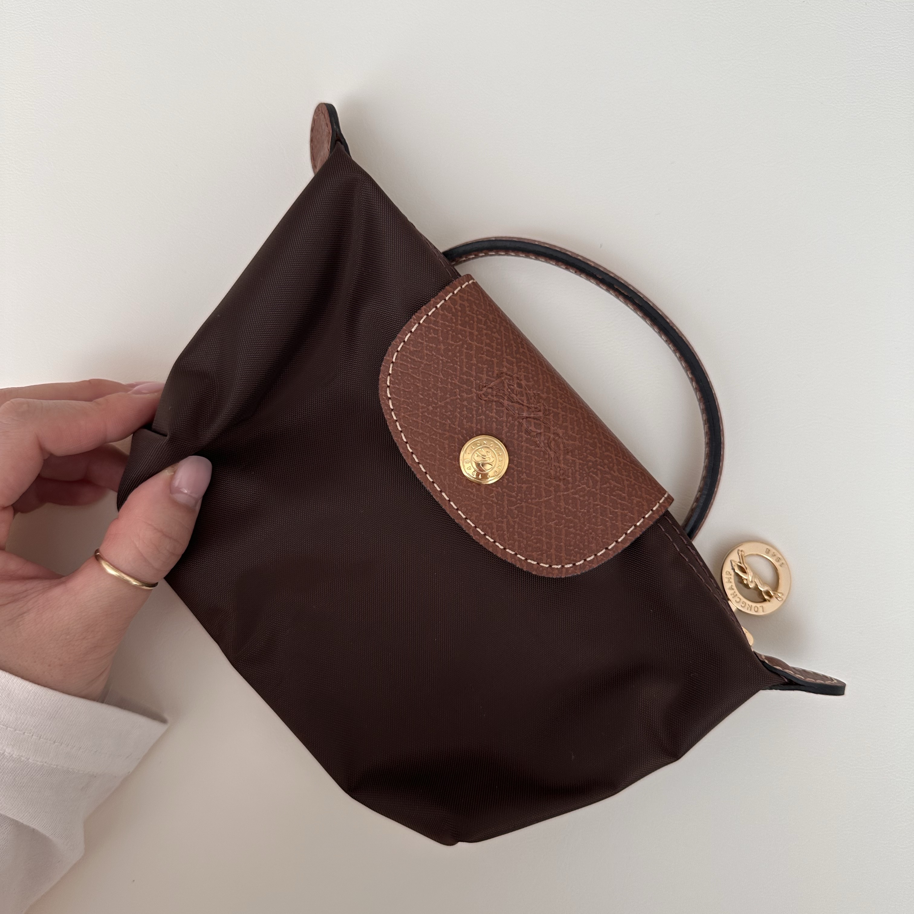 Longchamp Le Pliage Original Handle Pouch Ebony 착용 스타일 - 2