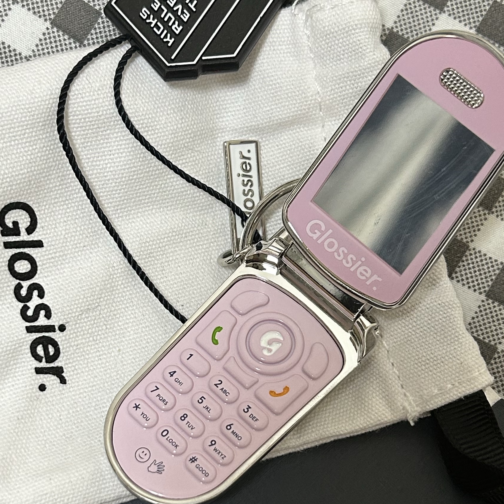 Glossier Cell Phone Keychain - LA Exclusive 착용 스타일