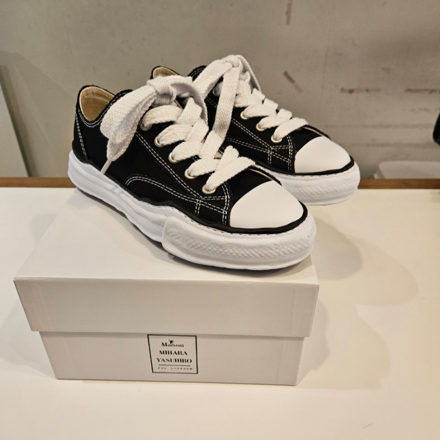 Maison Mihara Yasuhiro Peterson OG Sole Canvas Low Sneakers Black 착용 스타일